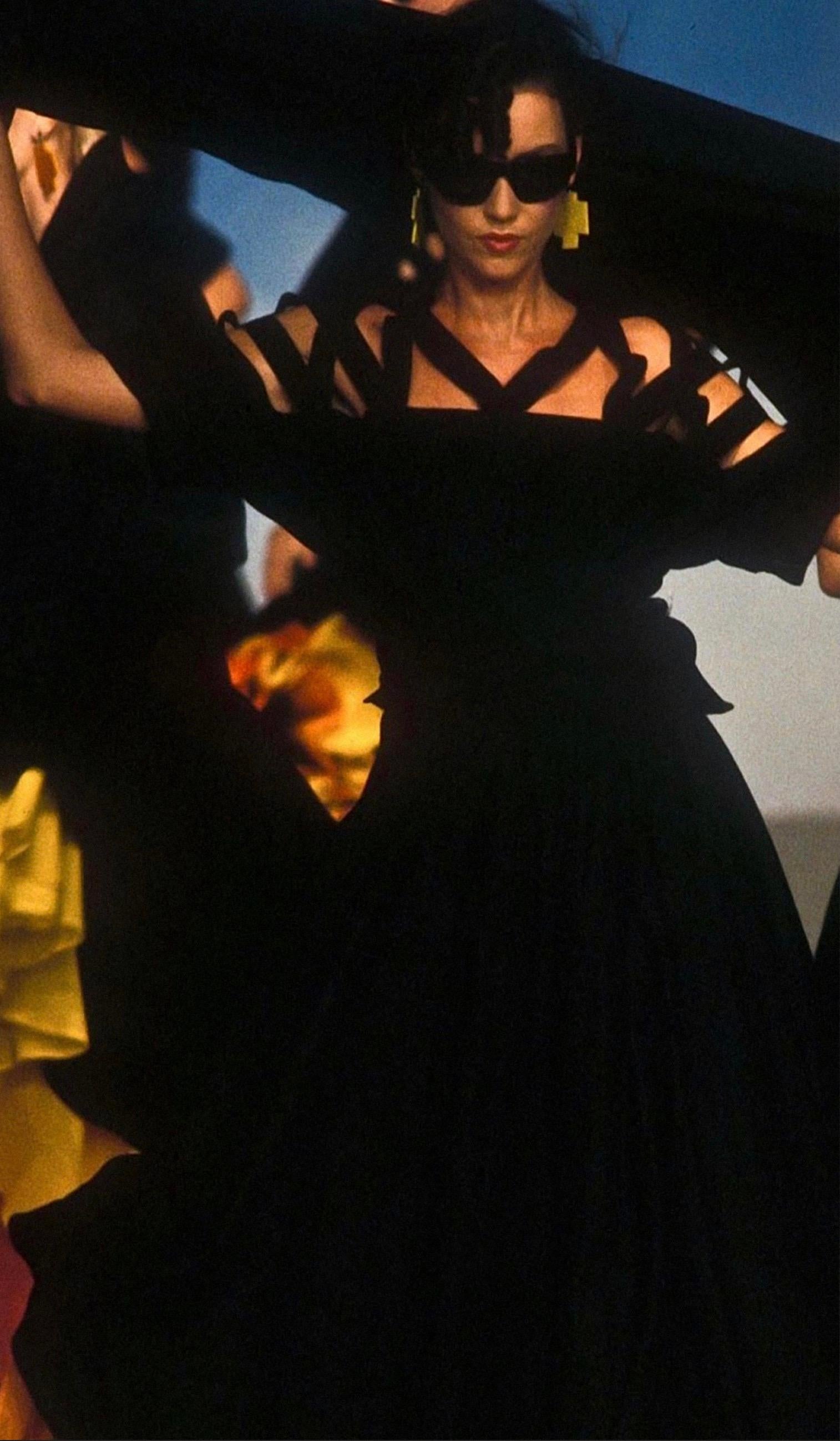 Dieses schwarze Leinenkleid aus der Collection'S Spring/Summer 1982 ist ein äußerst seltenes, museumswürdiges Zeugnis der frühen Meisterschaft von Manfred Thierry Mugler und gehört zu den eindrucksvollsten Kreationen des Designers - ein Stück, das