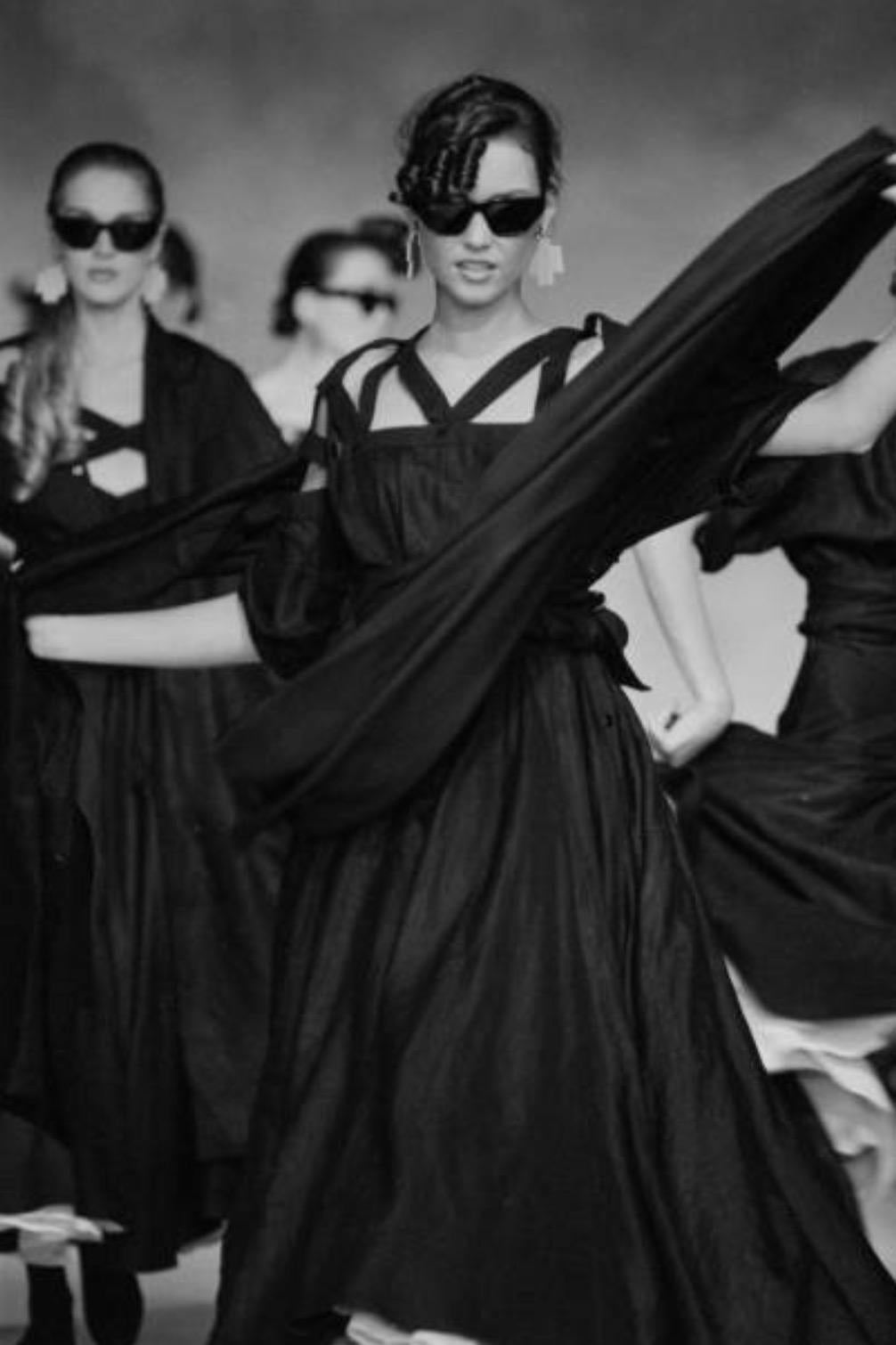 Thierry Mugler Atemberaubend Seltene Archivalien Schwarzes Leinen Göttin Kleid SS 1982 im Zustand „Hervorragend“ im Angebot in Berlin, BE