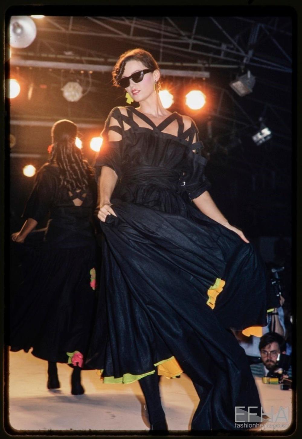 Thierry Mugler Atemberaubend Seltene Archivalien Schwarzes Leinen Göttin Kleid SS 1982 im Angebot 3