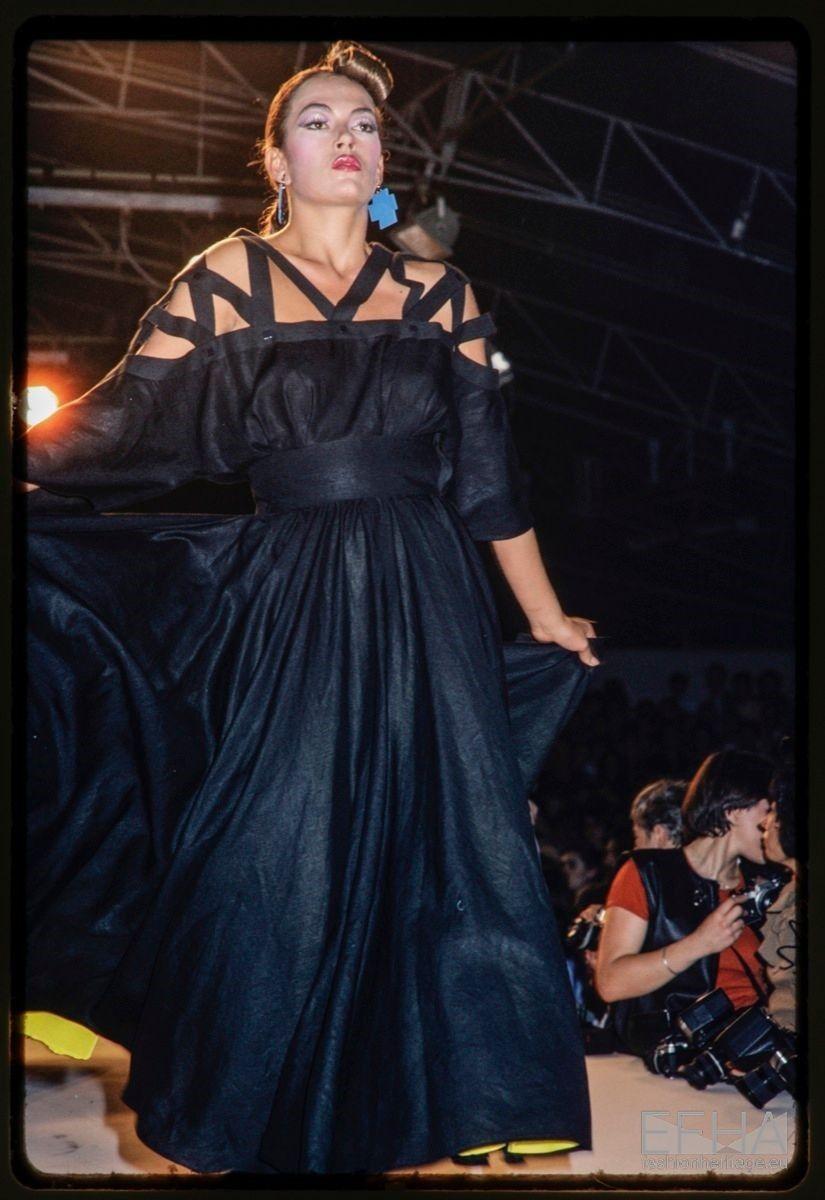 Thierry Mugler Atemberaubend Seltene Archivalien Schwarzes Leinen Göttin Kleid SS 1982 im Angebot 4