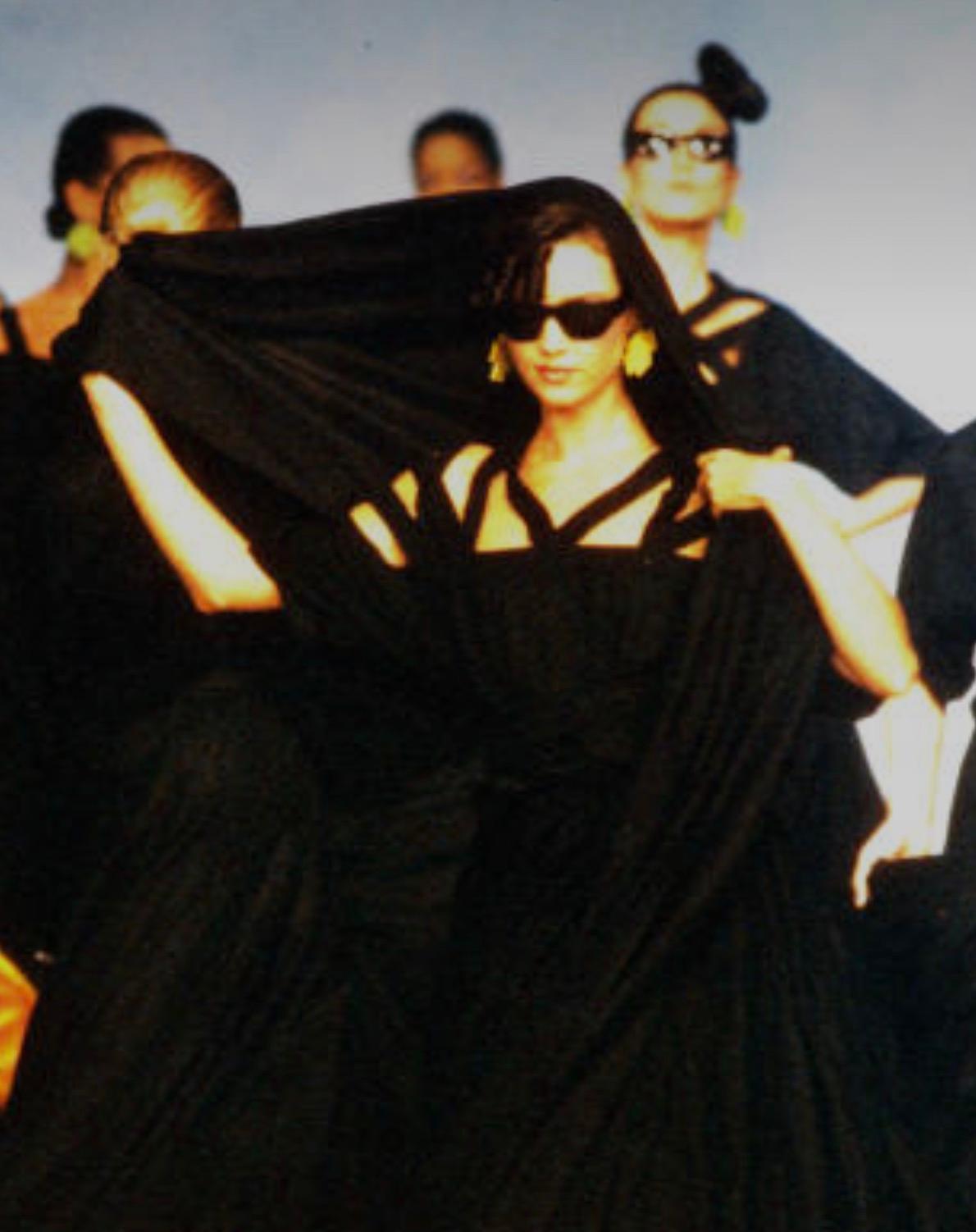 Thierry Mugler Atemberaubend Seltene Archivalien Schwarzes Leinen Göttin Kleid SS 1982 im Angebot 5