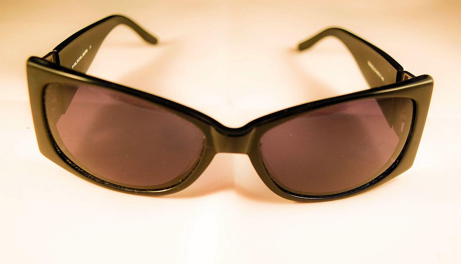 Occhiali da sole Thierry Mugler nella loro scatola originale.
Un pezzo molto attraente e raro.
Tutti neri con stelle di metallo sui lati.
La scatola e gli occhiali sono in ottime condizioni.