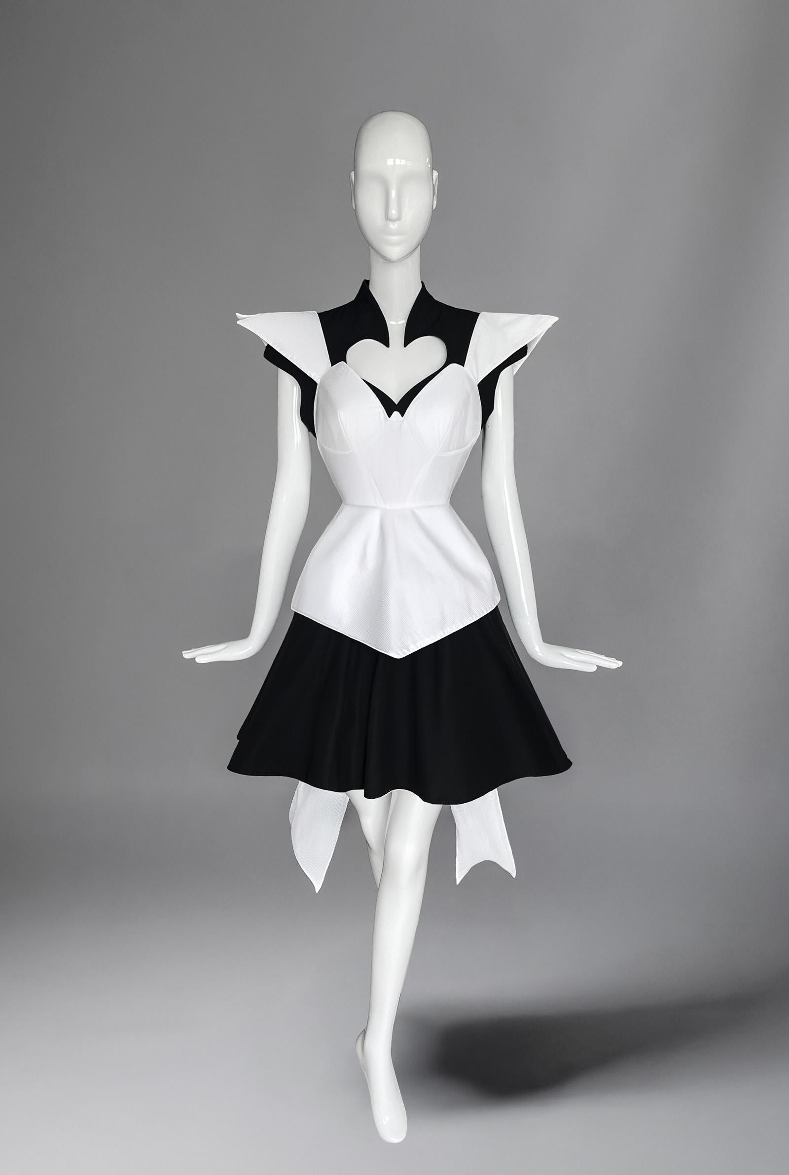 Vero e proprio gioiello dell'Archival Couture, questo top a grembiule della collezione primavera/estate 1982 di Thierry Mugler è un reperto eccezionalmente raro, un'incarnazione elettrizzante della sua visionaria maestria. Fondendo la precisione