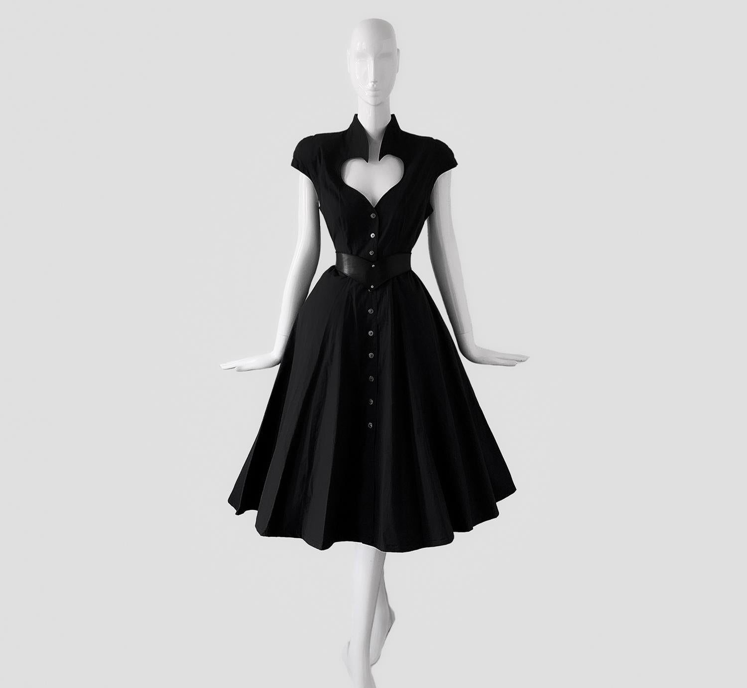 Con questo splendido abito, Thierry Mugler dimostra ancora una volta che la moda non si indossa e basta, ma si interpreta. Una masterclass di femminilità teatrale, questa silhouette ispirata alla metà del secolo scorso viene portata bruscamente nel