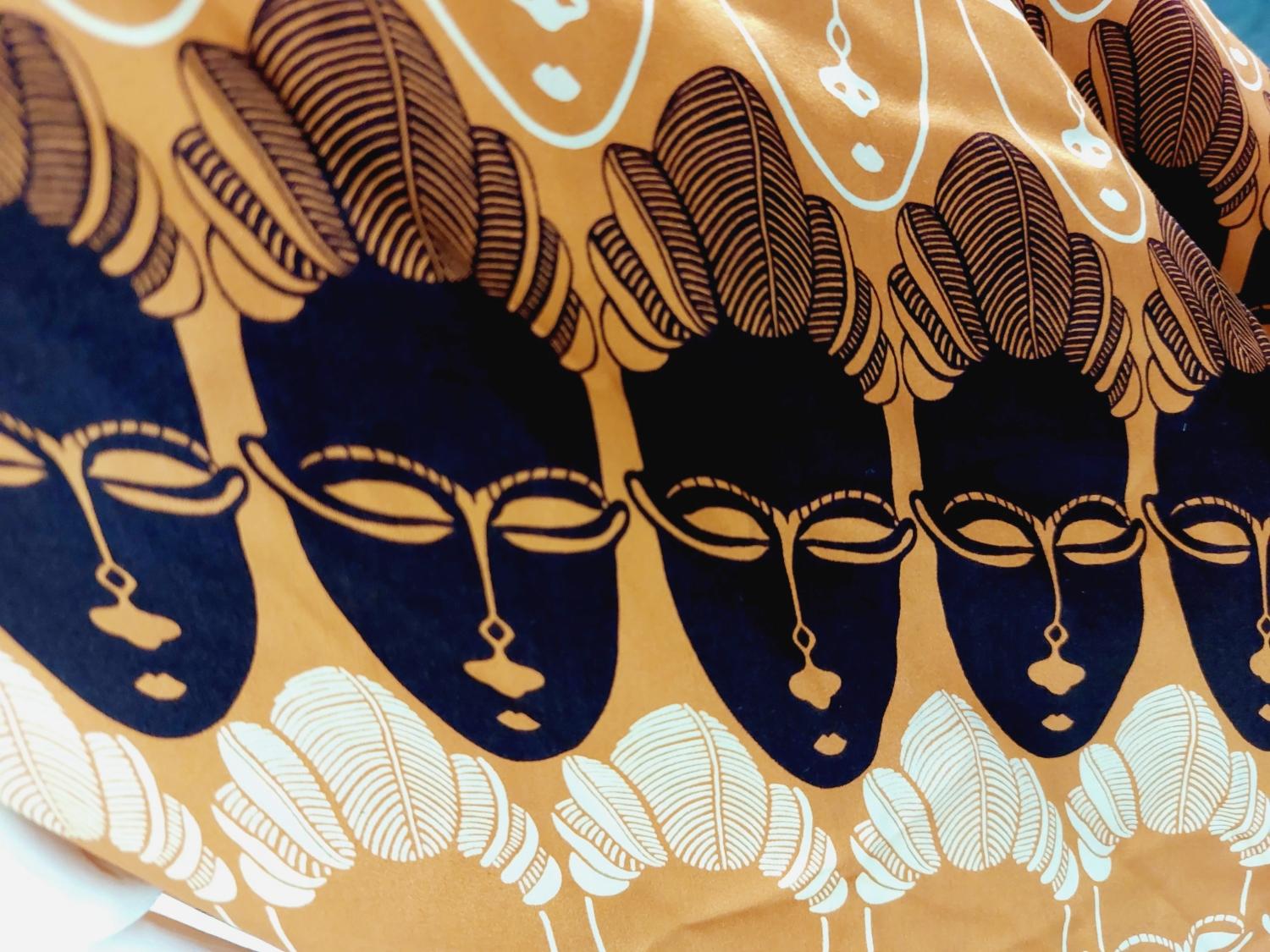 Thierry Mugler - Robe asymétrique fendue Tiki Mask Faces en soie ethnique africaine tribale Excellent état - En vente à PARIS, FR