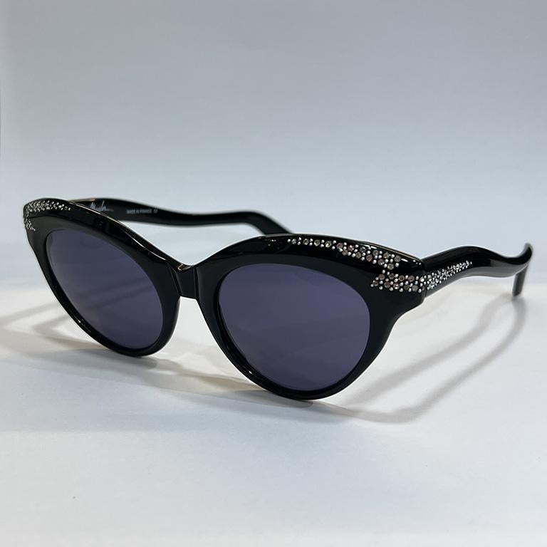 Occhiali da sole Thierry Mugler Vintage Butterfly - Anni '90

Descrizione:
Un pezzo raro e iconico del visionario stilista Thierry Mugler, questi occhiali da sole a forma di farfalla degli anni '90 incarnano lo spirito audace e avanguardista