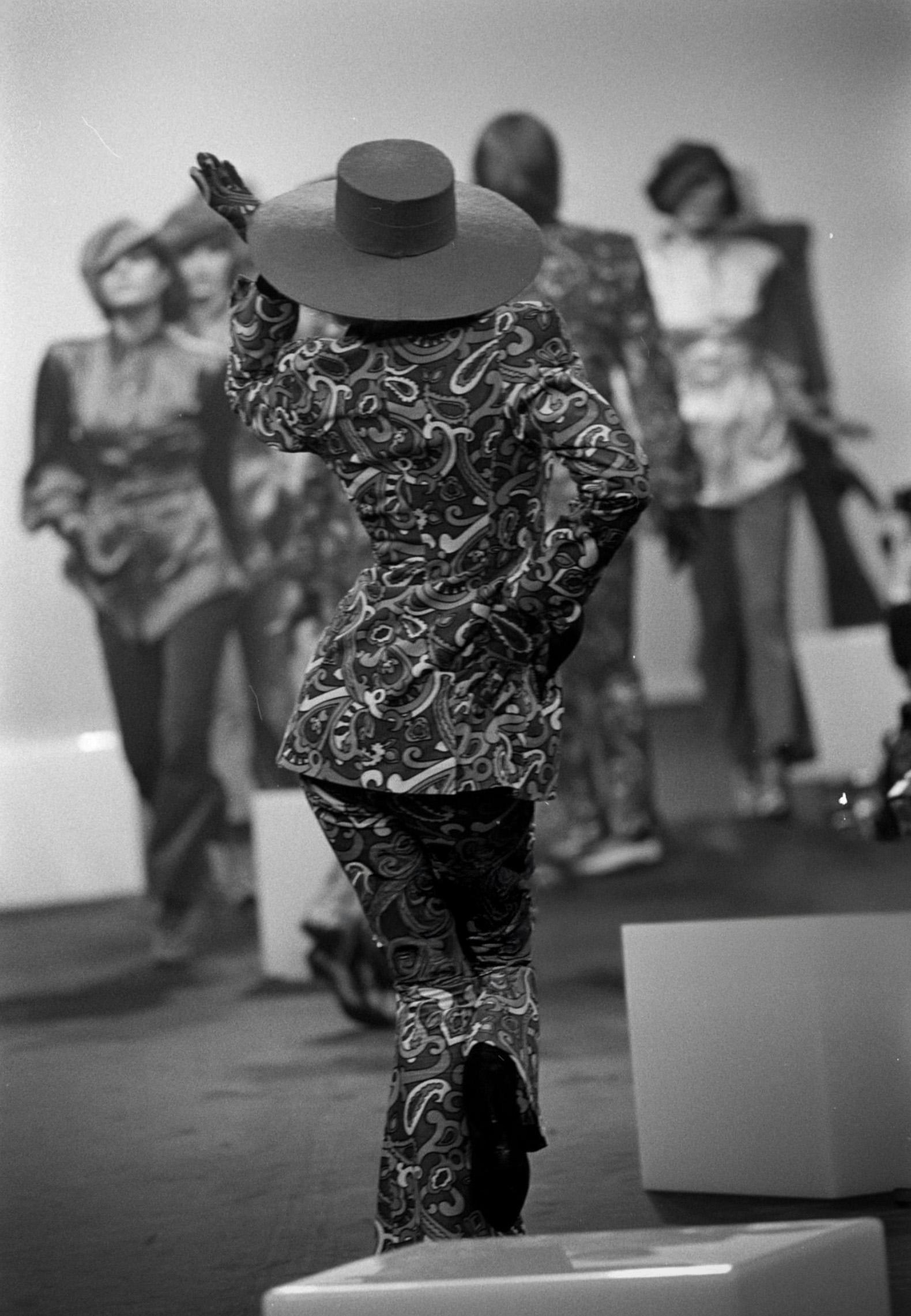 Favolosi pantaloni estremamente rari di Thierry Mugler, collezione Autunno/Inverno 1985. Racchiudono la sua visione radicale e quasi futuristica con una caleidoscopica strizzata d'occhio alla psichedelia e alla gioia dell'auto-espressione senza