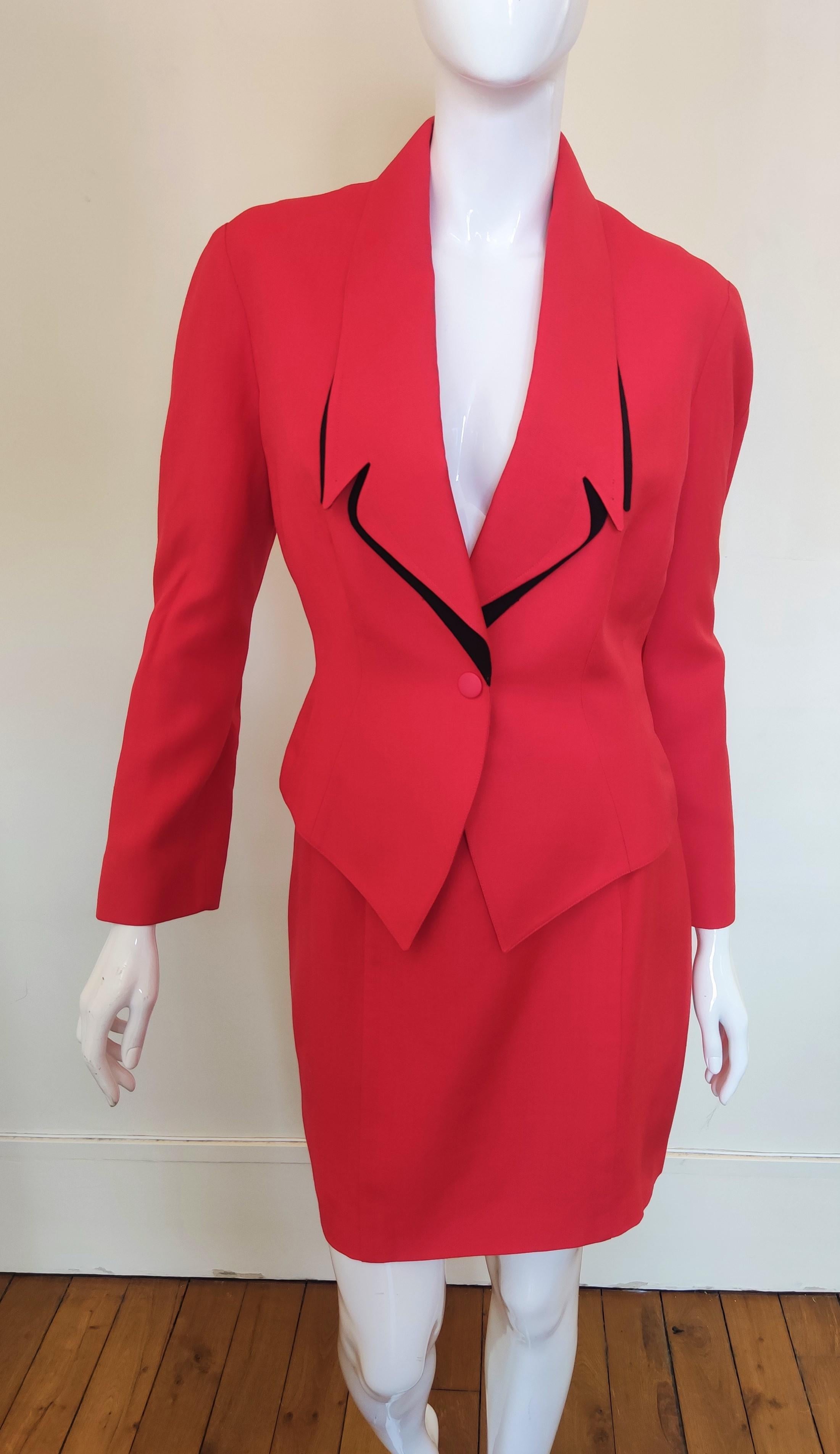 Amazing vampire suit by Thierry Mugler!
With shoulder pads.
Wondeful silhouette! It emphasizes the waist.
The collar can be worn as a usual or stood up (vampire look).

EXCELLENT condition!

SIZE
Large.
Marked size: FR40.
Please, read the