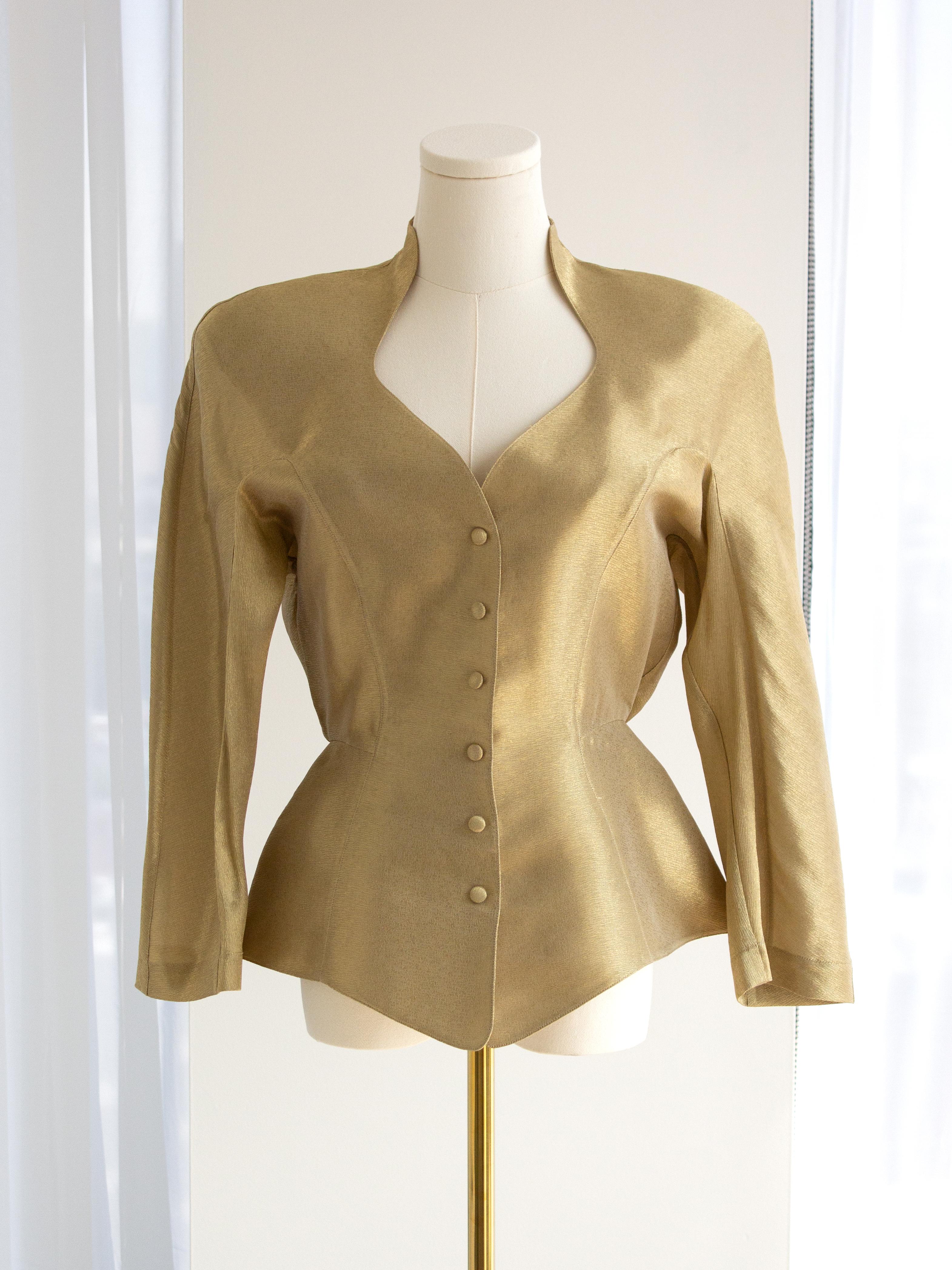 Diese exquisite Jacke von Thierry Mugler aus den 1980er Jahren ist ein Paradebeispiel für den ikonischen skulpturalen Stil des Designers. Mit der charakteristischen Mugler Silhouette und den übertriebenen Hüften fängt dieses Stück seine dramatische