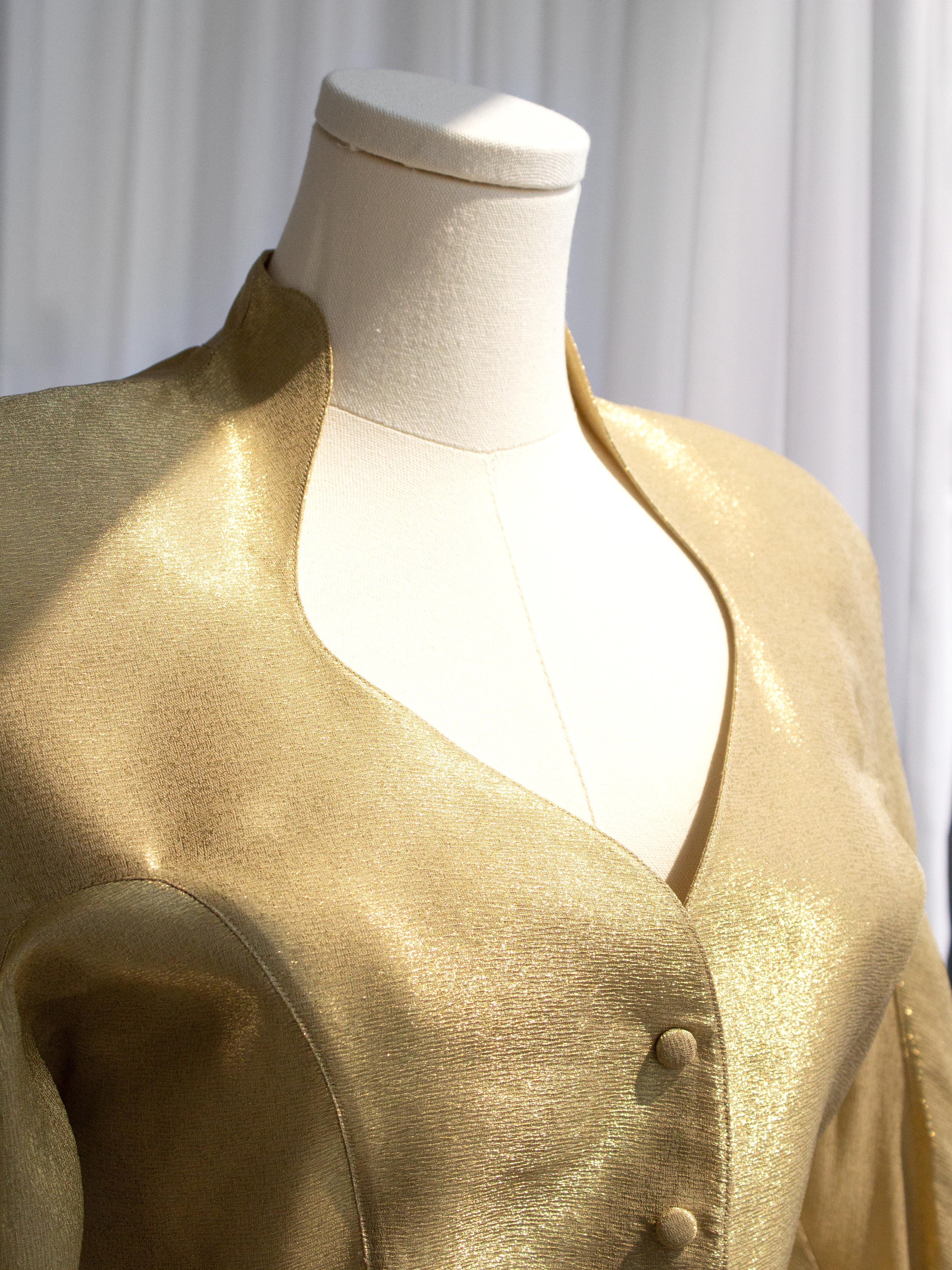 Thierry Mugler Vintage 1980er Jahre Skulpturale fließende, goldfarbene, goldfarbene Seidenjacke Damen im Angebot