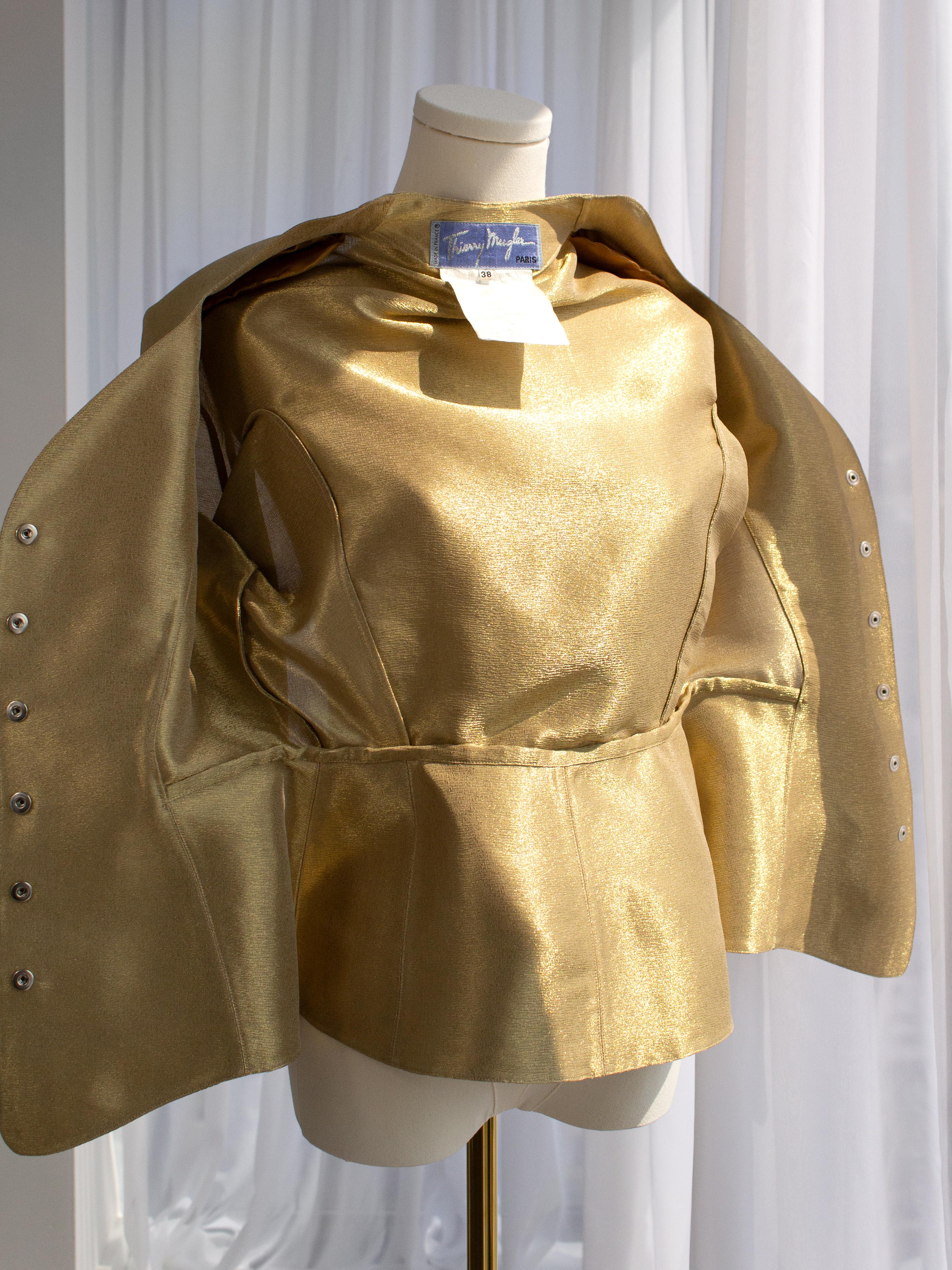 Thierry Mugler Vintage 1980er Jahre Skulpturale fließende, goldfarbene, goldfarbene Seidenjacke im Angebot 3