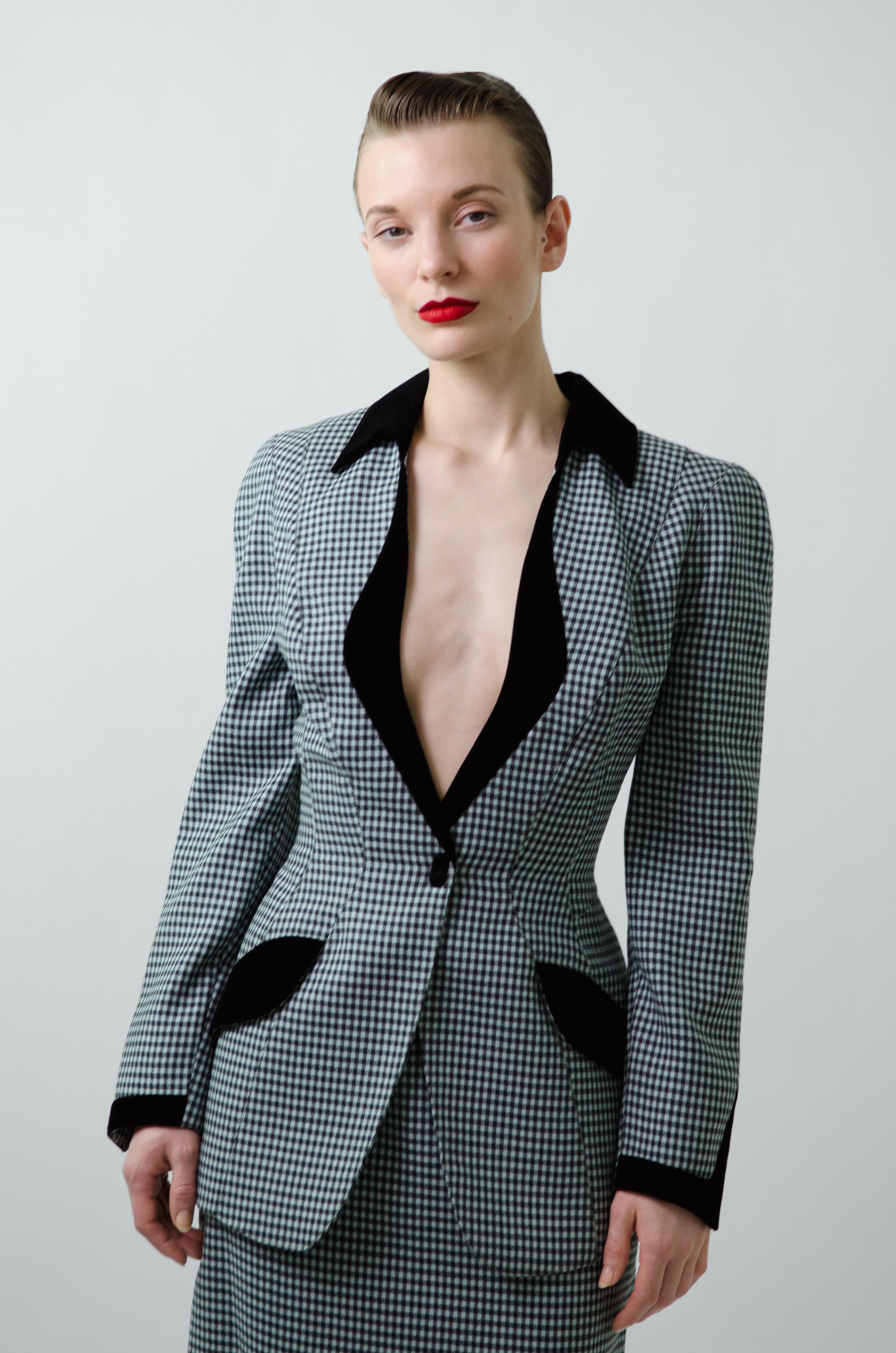 Thierry Mugler Vintage 1990er Jahre Gingham Samt Details Anzug 

Marke: Thierry Mugler
Designer: Thierry Mugler
Collection'S: 1990s
Stoff: Wolle / Samt
Farbe: Schwarz und weiß
Größe:  FR40


Atemberaubender vintage Thierry Mugler Gingham Anzug aus