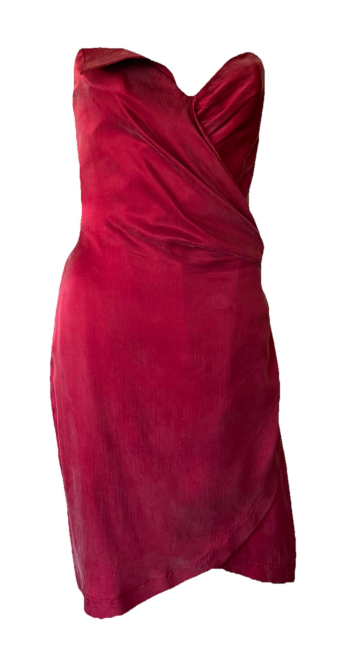 Dieses auffällige Vintage-Cocktailkleid von Thierry Mugler aus den 1990er Jahren ist aus sattem, lippenstiftrotem Seidensatin gefertigt. Die skulpturale Silhouette zeigt die für Mugler typische Asymmetrie mit einem drapierten Wickelrock und einem