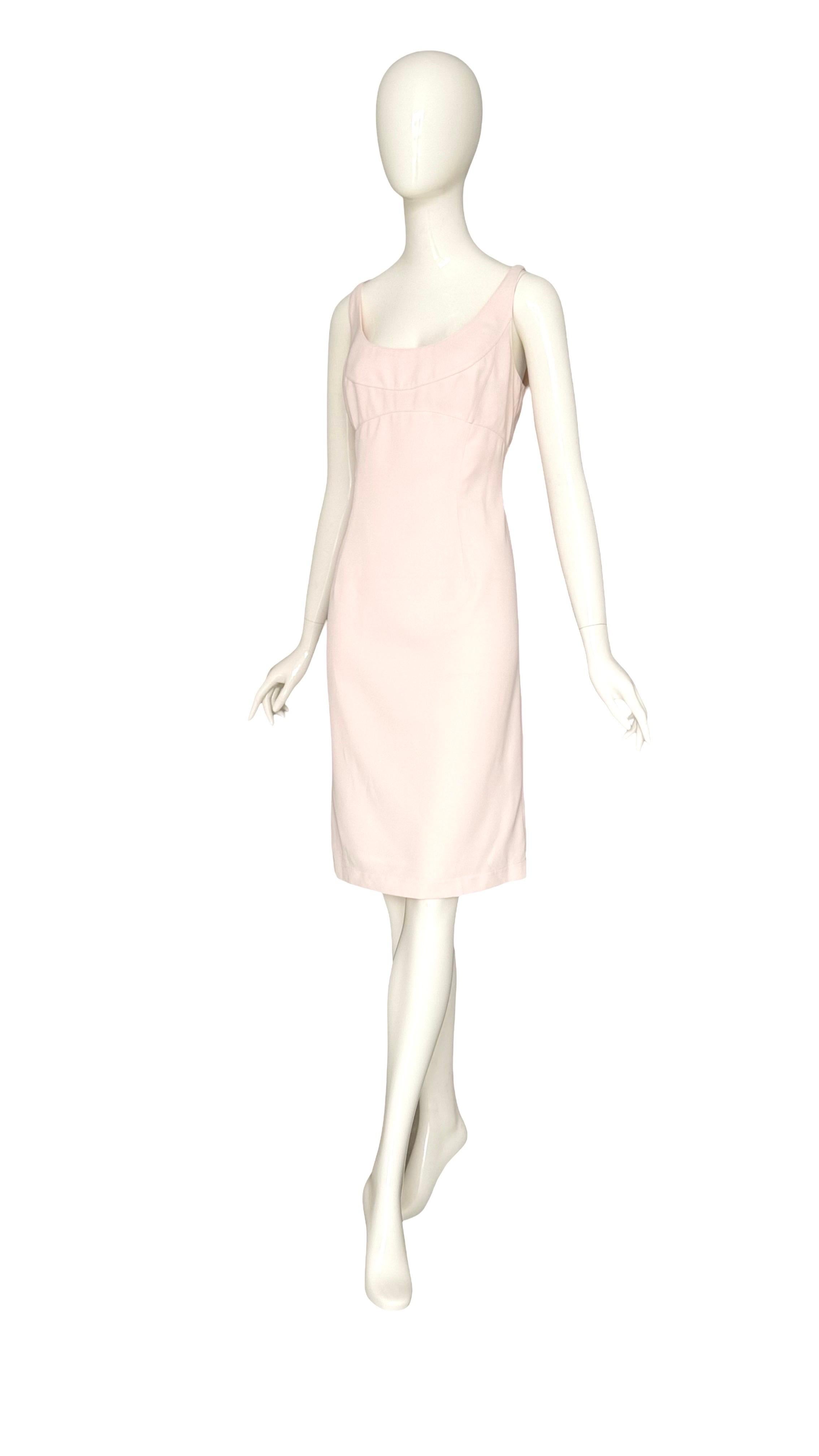 Thierry Mugler Elegante Vestido Por Debajo De La Rodilla Rosa Bebé Polvo Vintage Años 90 
Adéntrate en la elegancia atemporal con este impresionante vestido vintage Thierry Mugler de los años 90. Esta sofisticada prenda, confeccionada en una lujosa