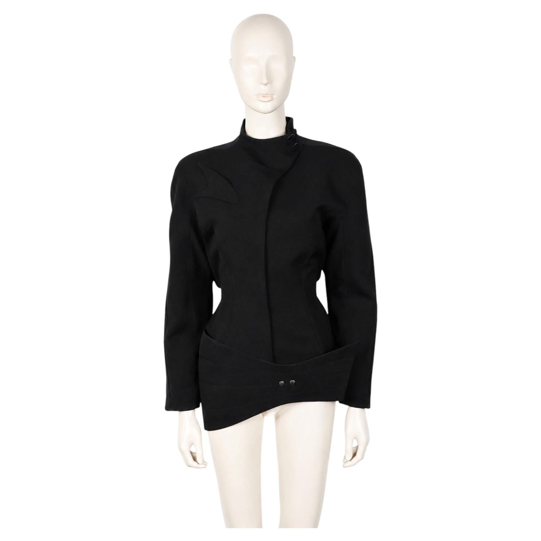 Chaqueta asimétrica de estilo arquitectónico en negro de THIERRY MUGLER, de estilo vintage