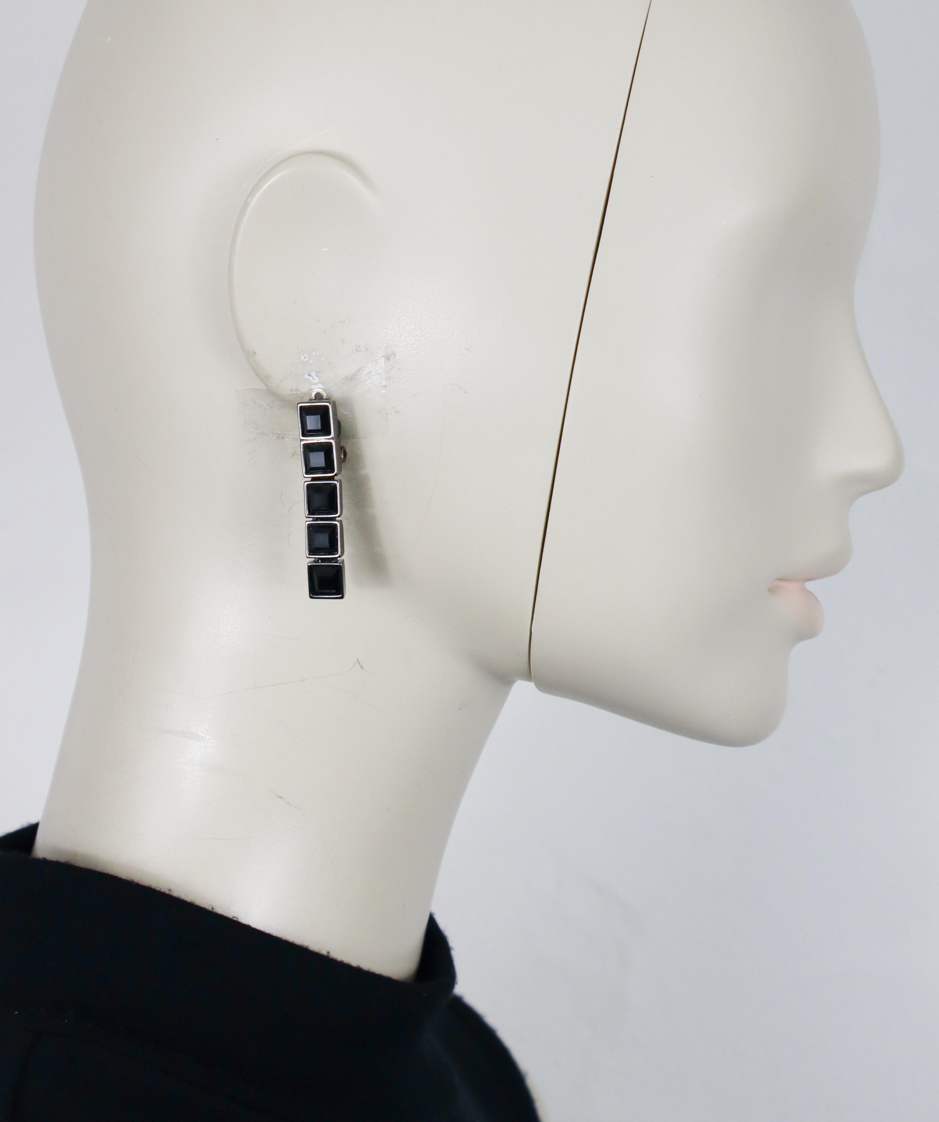 THIERRY MUGLER vintage gun patina dangle earrings (clip-on) embellished with black crystals.

Embossed TM.

Indicative measurements : max. height approx. 4.2 cm (1.65 inches) / max. width approx. 0.7 cm (0.28 inch).

Weight per earring : approx. 8