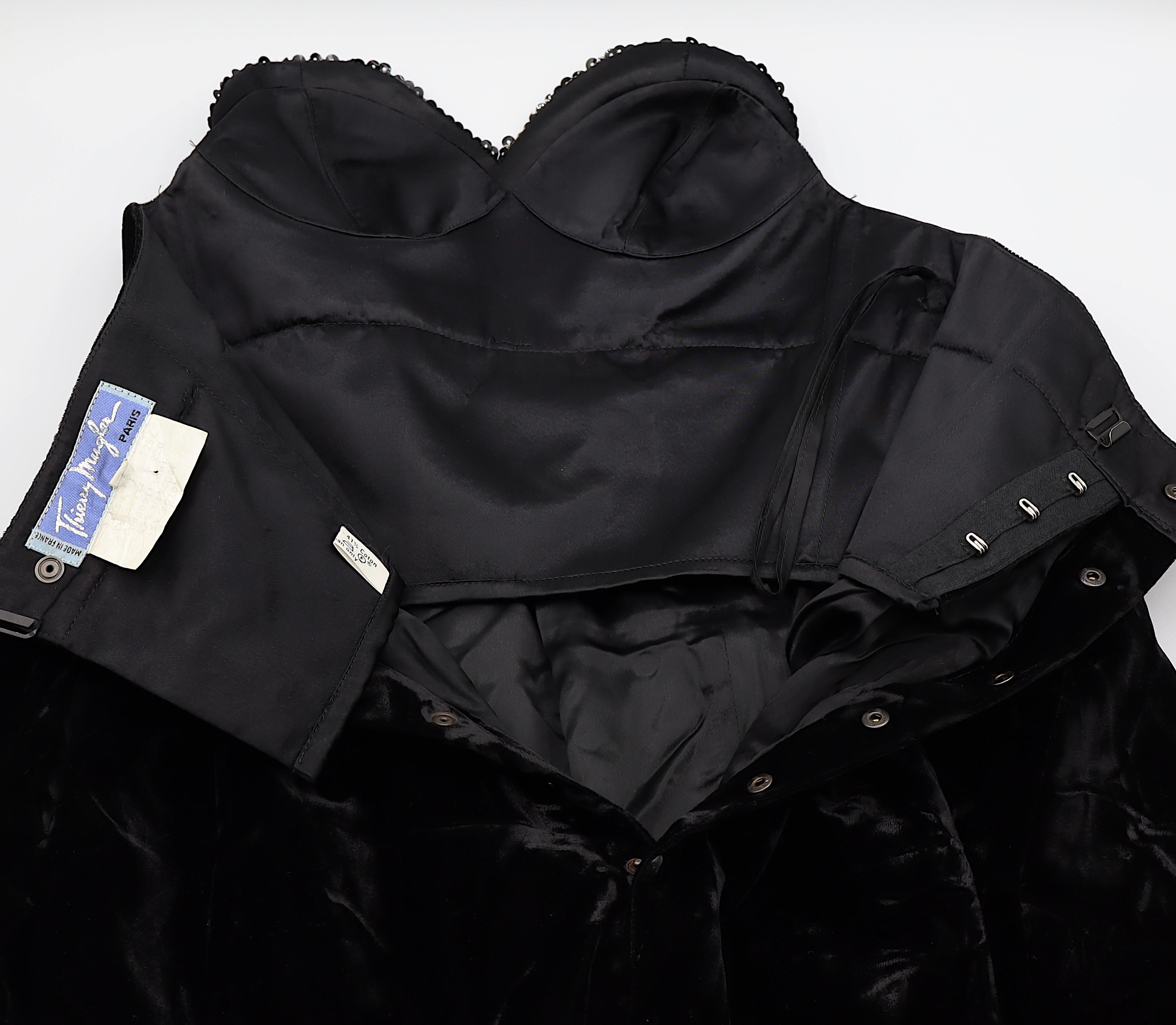 THIERRY MUGLER Vintage Schwarzes Blasenkleid aus Samt mit Pailletten und Herz-Bustier im Angebot 10