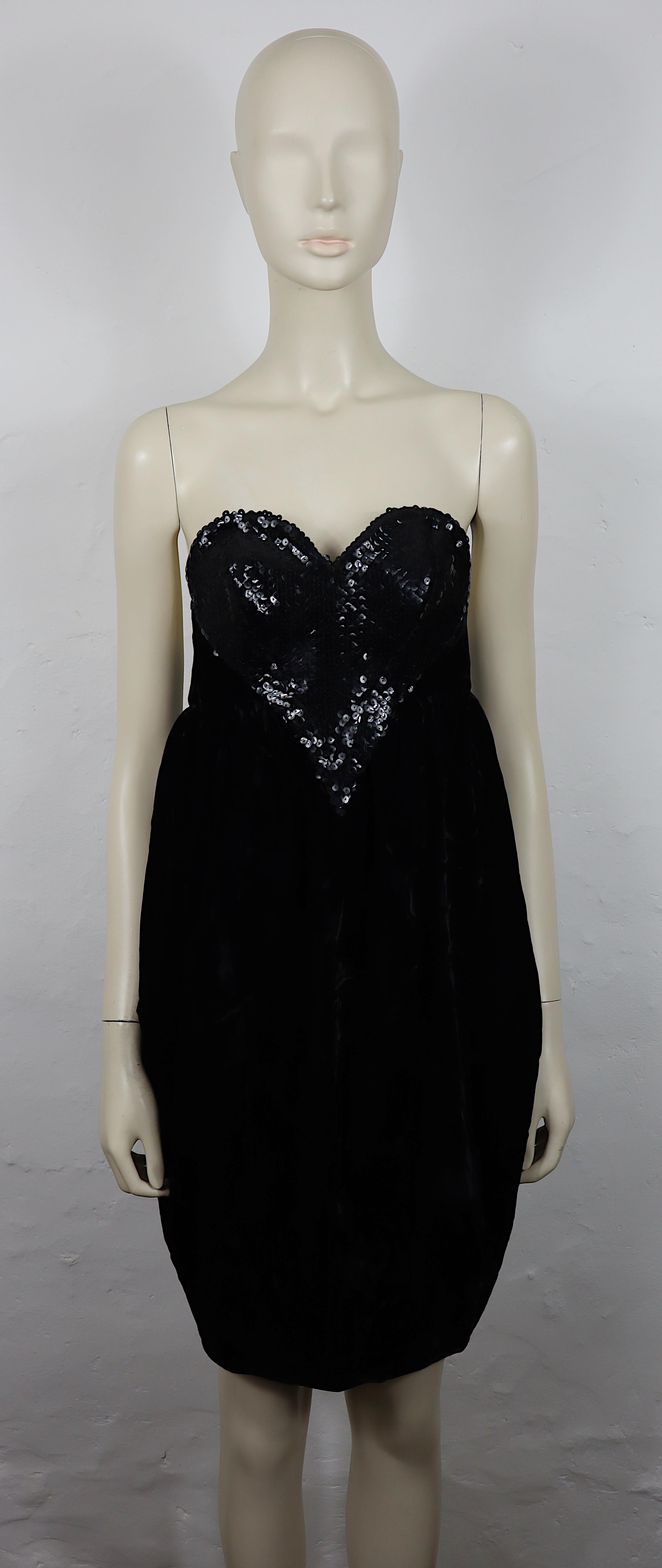 THIERRY MUGLER Vintage Schwarzes Blasenkleid aus Samt mit Pailletten und Herz-Bustier im Angebot 1