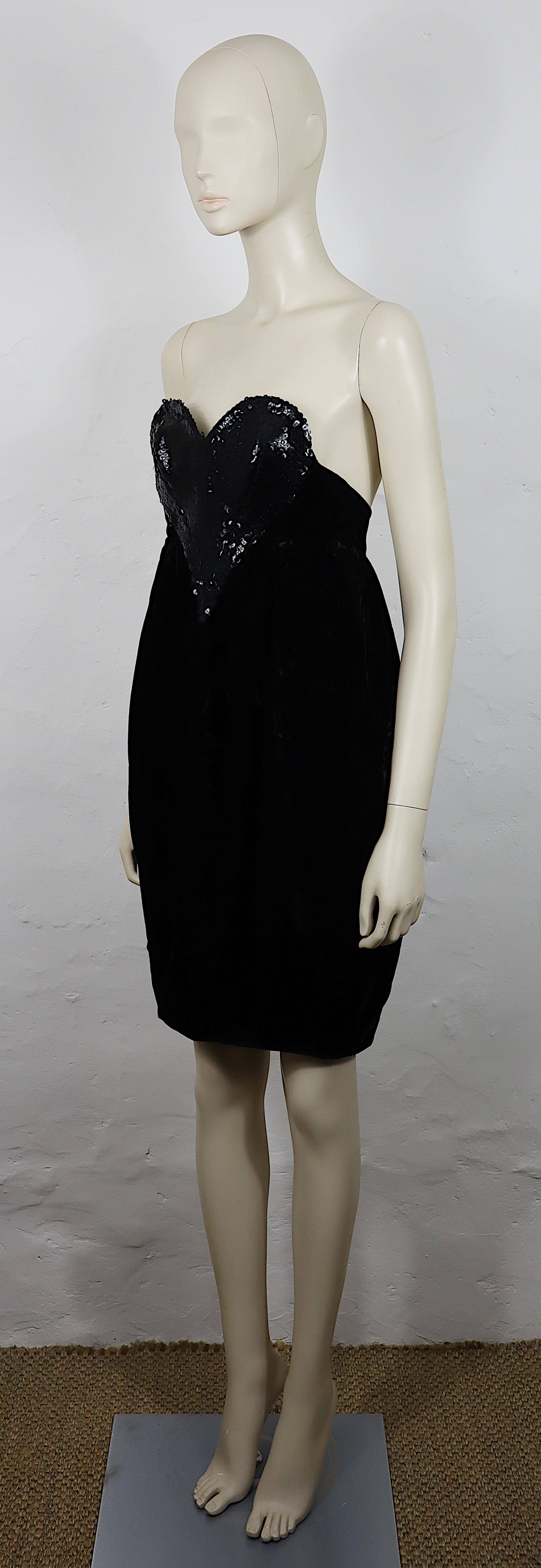 THIERRY MUGLER Vintage Schwarzes Blasenkleid aus Samt mit Pailletten und Herz-Bustier im Angebot 3