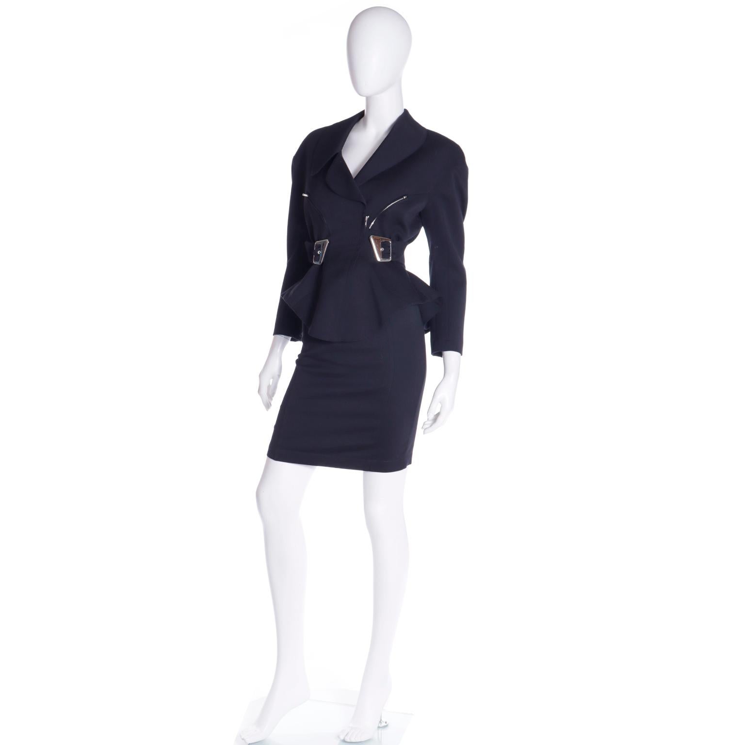 Donna Thierry Mugler Vintage Giacca e gonna a peplo in lana nera con fibbie d'argento