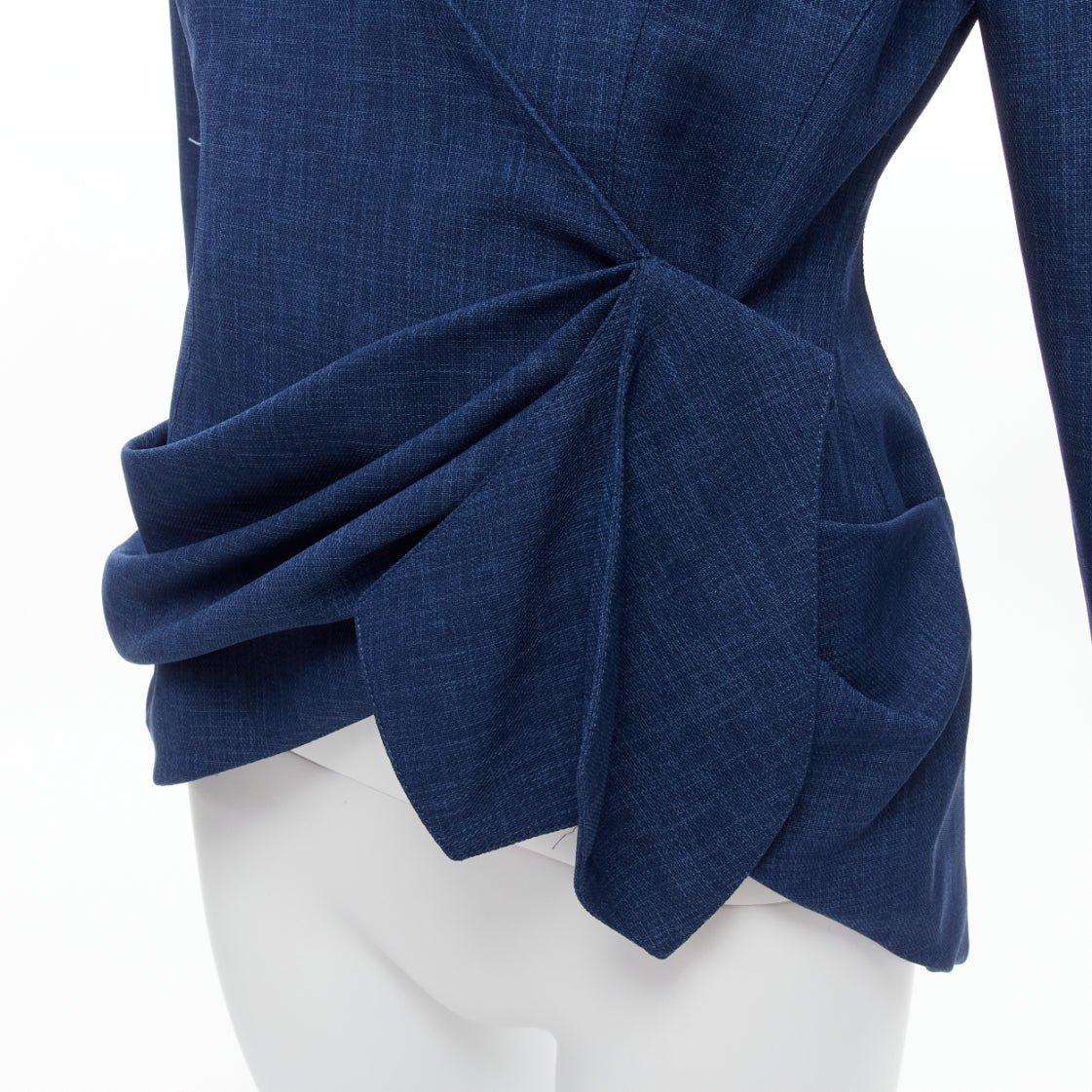 THIERRY MUGLER Vintage Blauer drapierter Blazer mit geschwungenem Kragen und Kraft 9AR S
Referenz: TGAS/D00443
Marke: Thierry Mugler
Designer: Thierry Mugler
MATERIAL: Polyester
Farbe: Blau
Muster: Solide
Verschluss: Druckknöpfe
Innenfutter: Blauer
