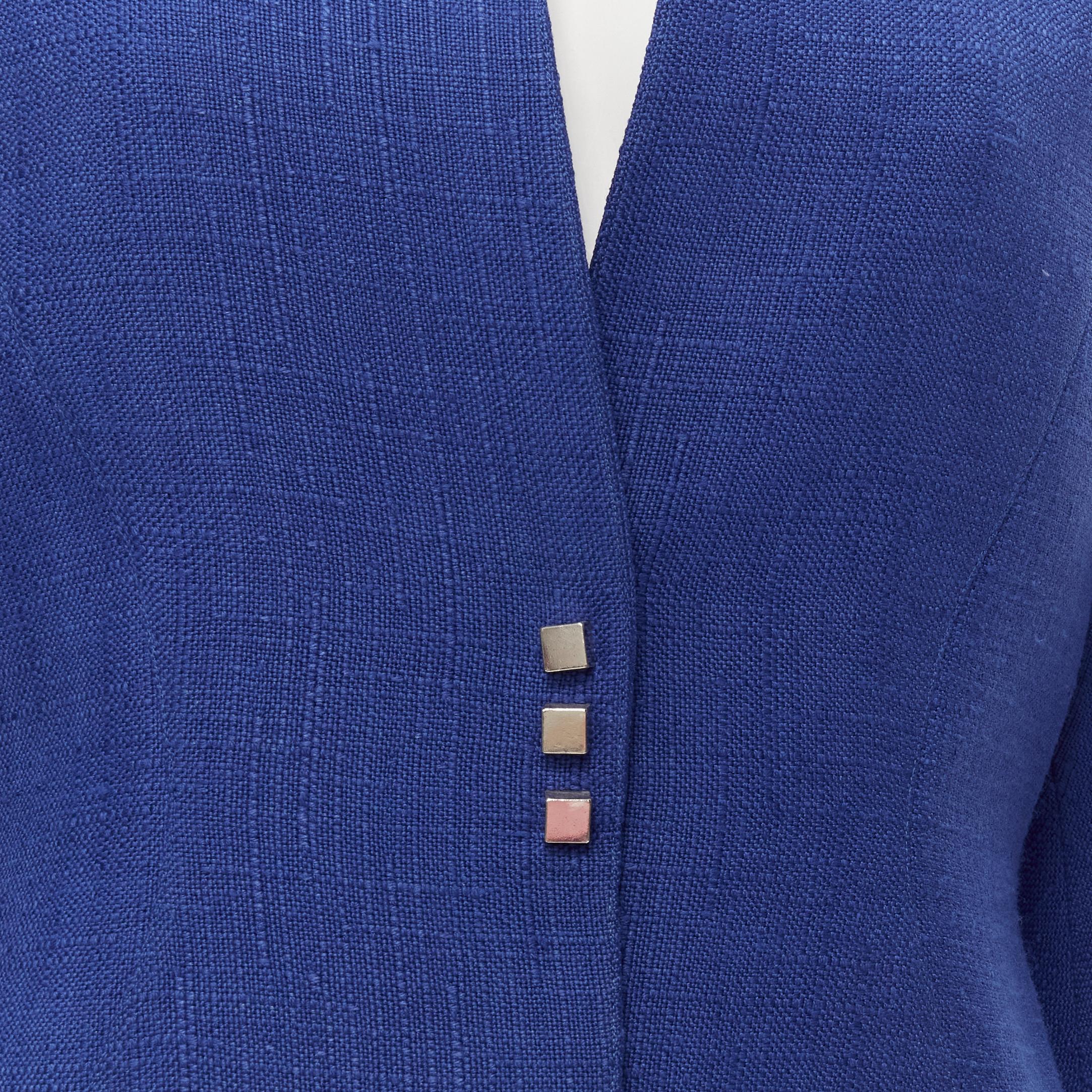 THIERRY MUGLER Vintage Blaue futuristische peplum-Jacke aus Viskose mit gebogenen Nähten FR42 L 
Referenz: GIYG/A00165 
Marke: Thierry Mugler 
MATERIAL: Viskose 
Farbe: Blau 
Muster: Solide 
Verschluss: Schnappverschluss 
Extra Detail: Strukturierte