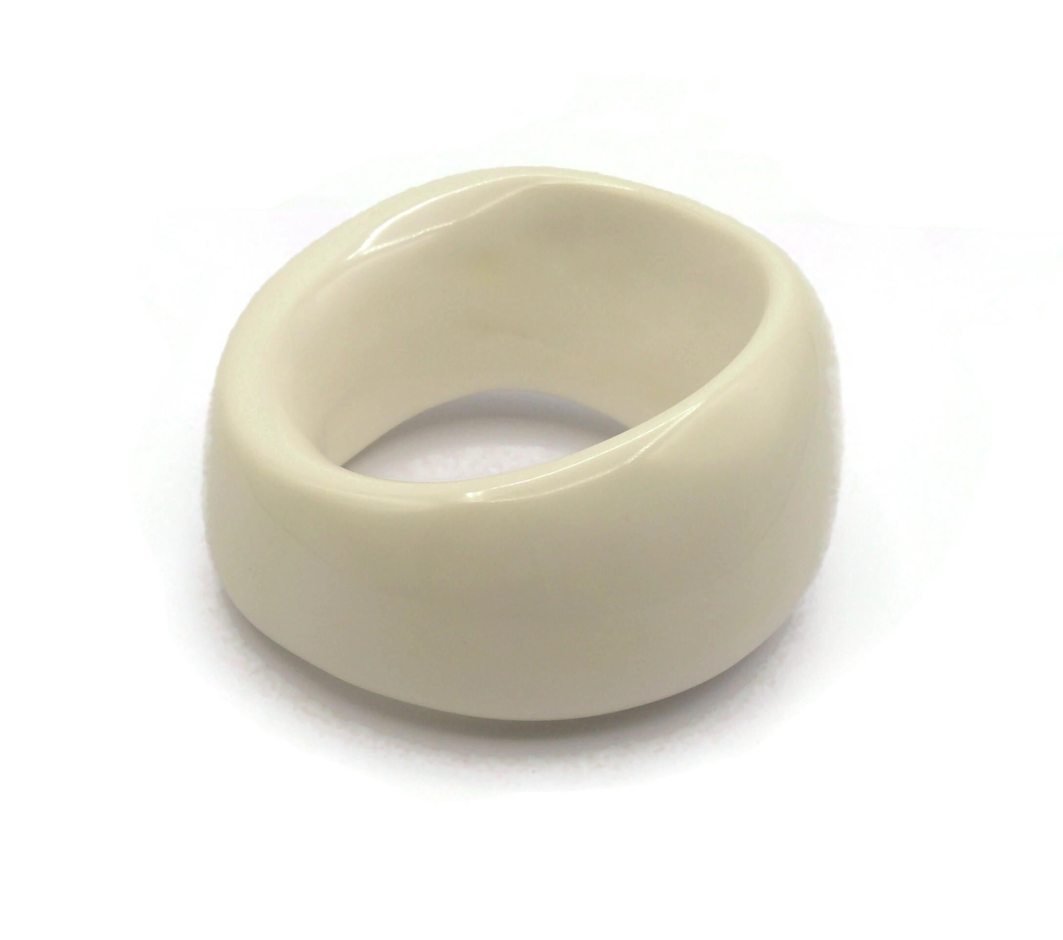 THIERRY MUGLER Vintage Chunky Free Form Off-White Resin Bracelet For Sale 7