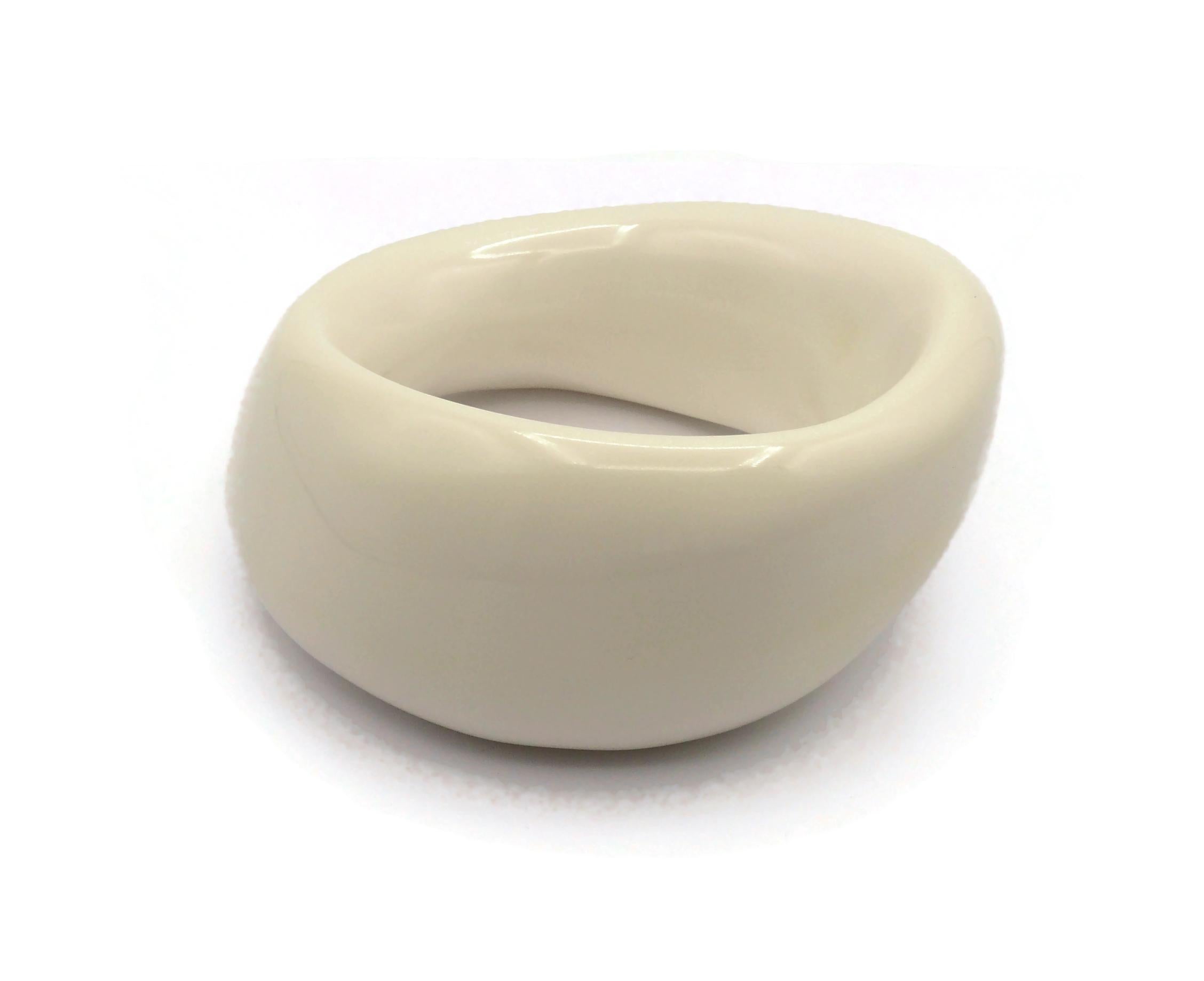 THIERRY MUGLER Vintage Chunky Free Form Off-White Resin Bracelet For Sale 8