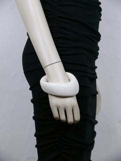 THIERRY MUGLER Bracelet vintage en résine blanc cassé de forme libre