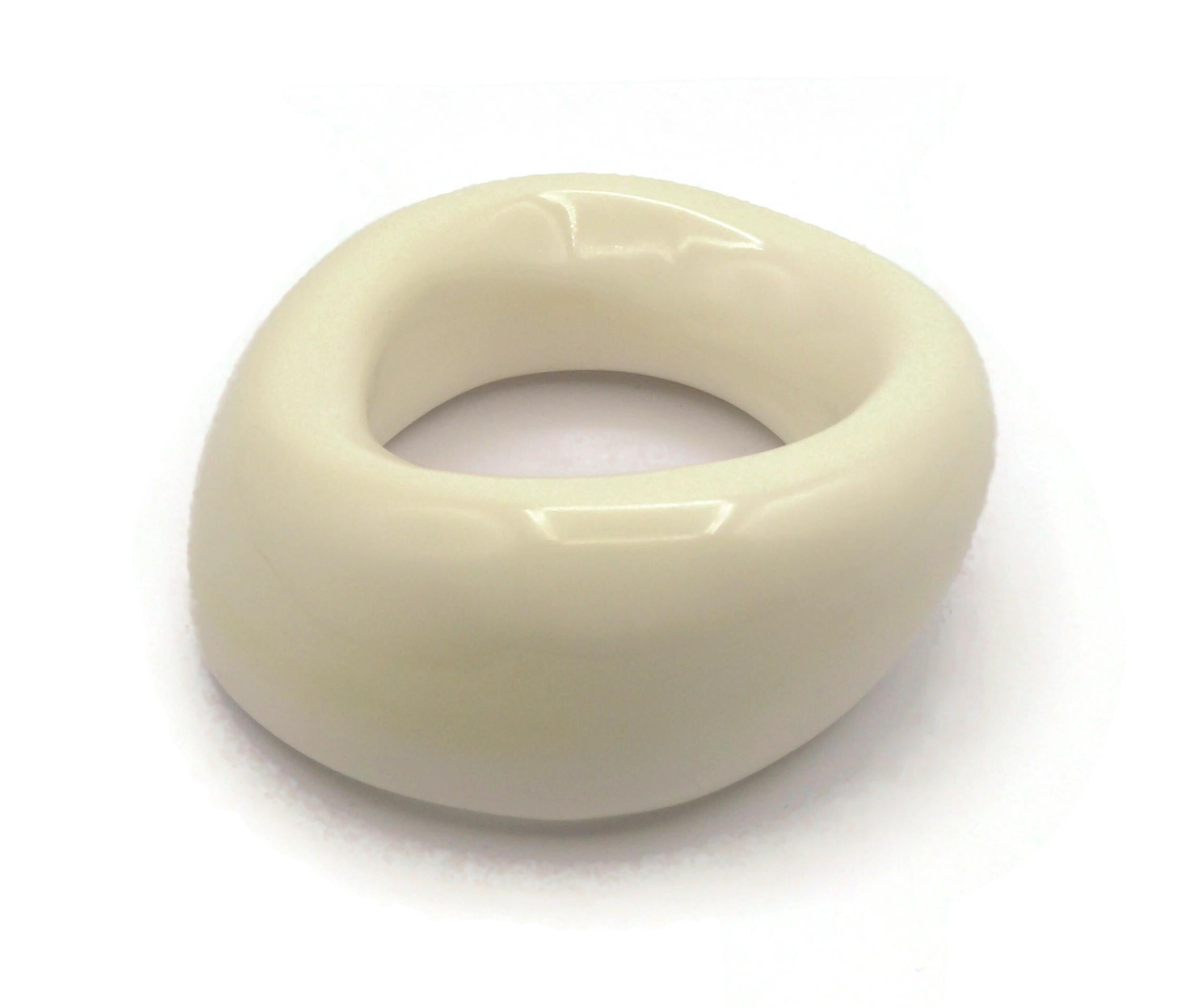 THIERRY MUGLER Vintage Chunky Free Form Off-White Resin Bracelet In Good Condition For Sale In Nice, FR