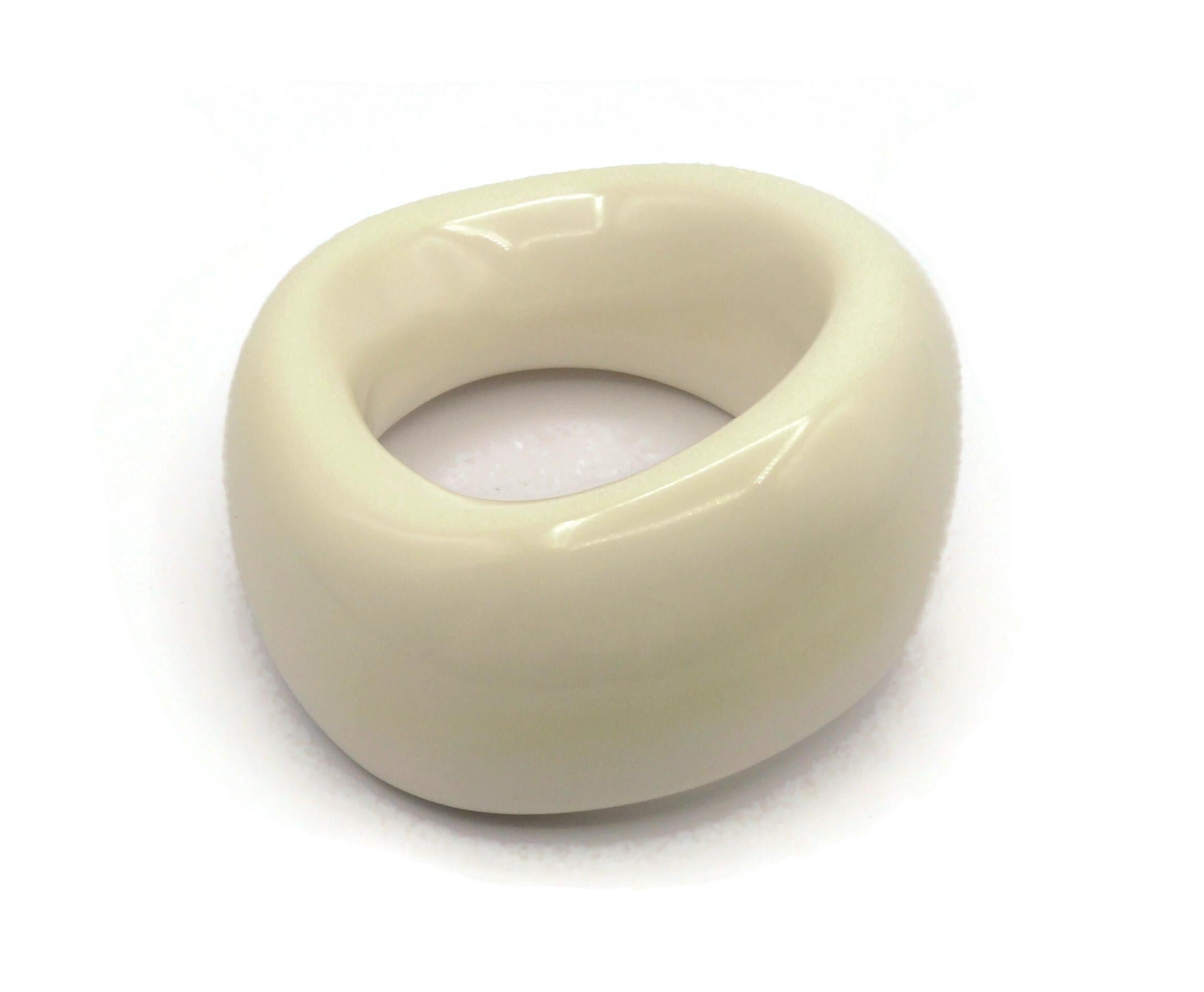 Women's THIERRY MUGLER Vintage Chunky Free Form Off-White Resin Bracelet For Sale