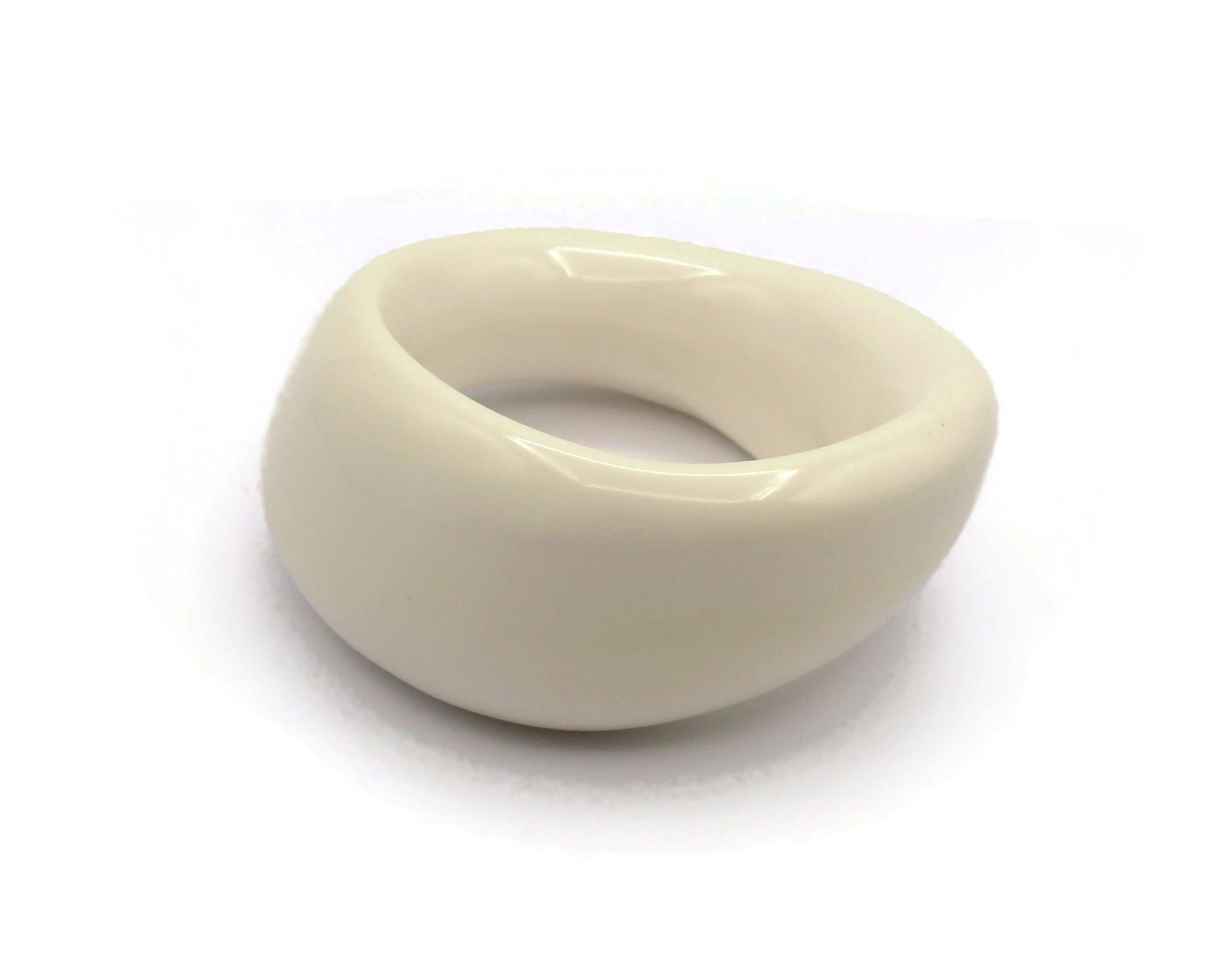 THIERRY MUGLER Vintage Chunky Free Form Off-White Resin Bracelet For Sale 4