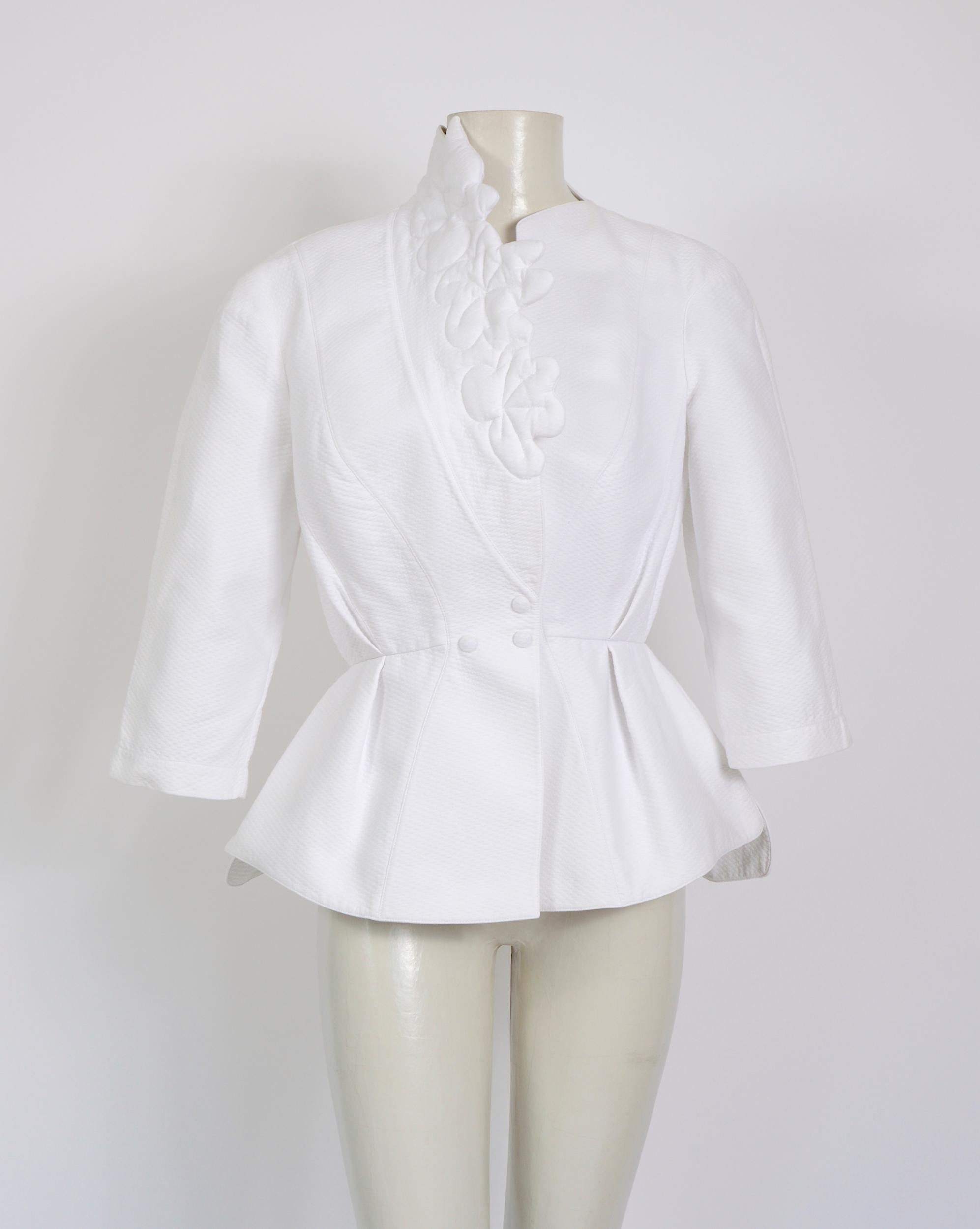 Lovely Cotton jacket by Thierry Mugler
French size 40
Please go by measurements taken flat:
Sh to Sh 19,5inch/49,5cm - Bust 19,5inch/49,5cm(x2) - Waist 14inch/36cm(x2) - Total length 26inch/66cm