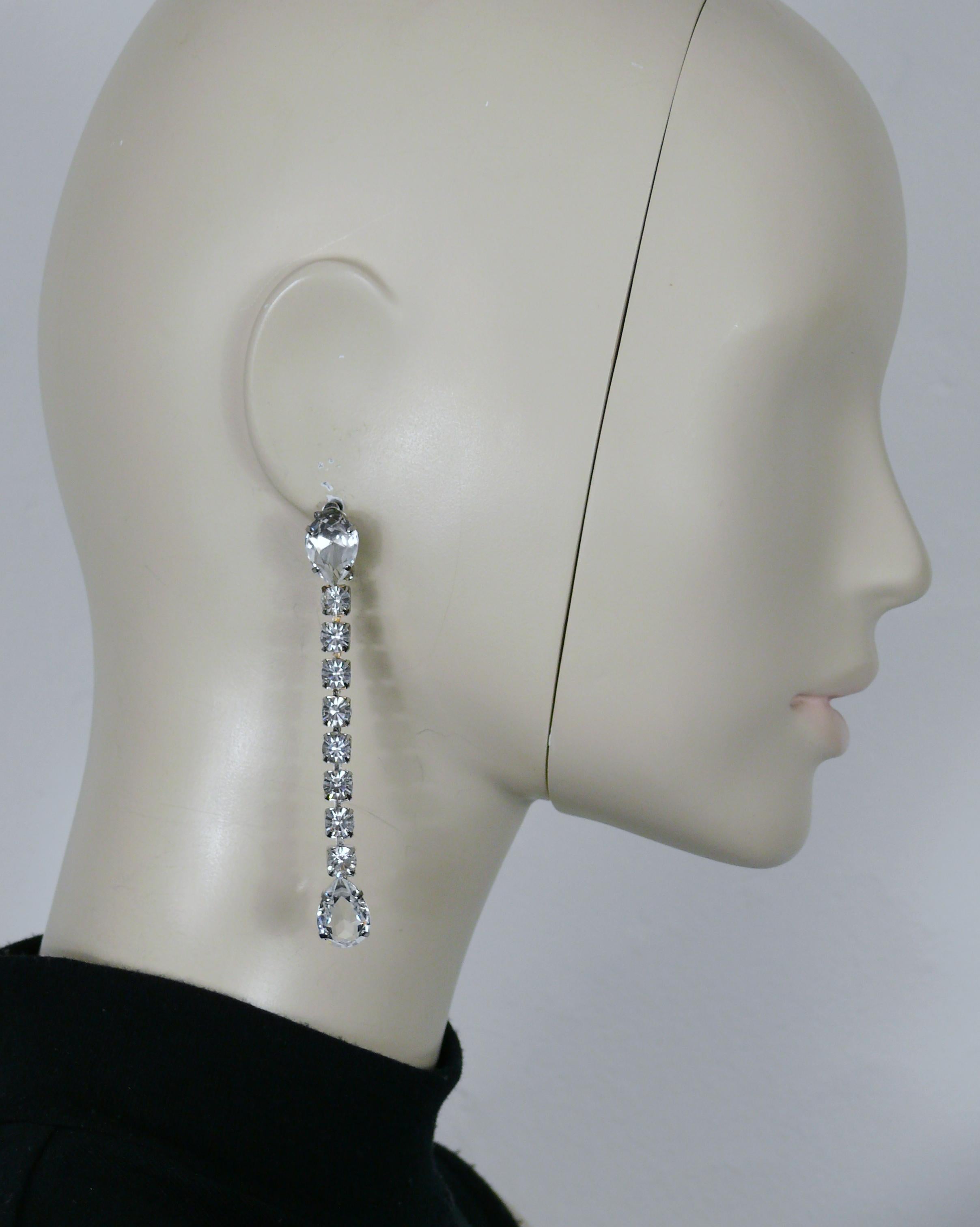 THIERRY MUGLER vintage silver tone and clear crystal dangling earrings.

Embossed TM.

Indicative measurements : height approx. 8.7 cm (3.43 inches) / max. width approx. 1 cm (0.39 inch).

Weight per earring : approx. 10 grams.

Material : Silver