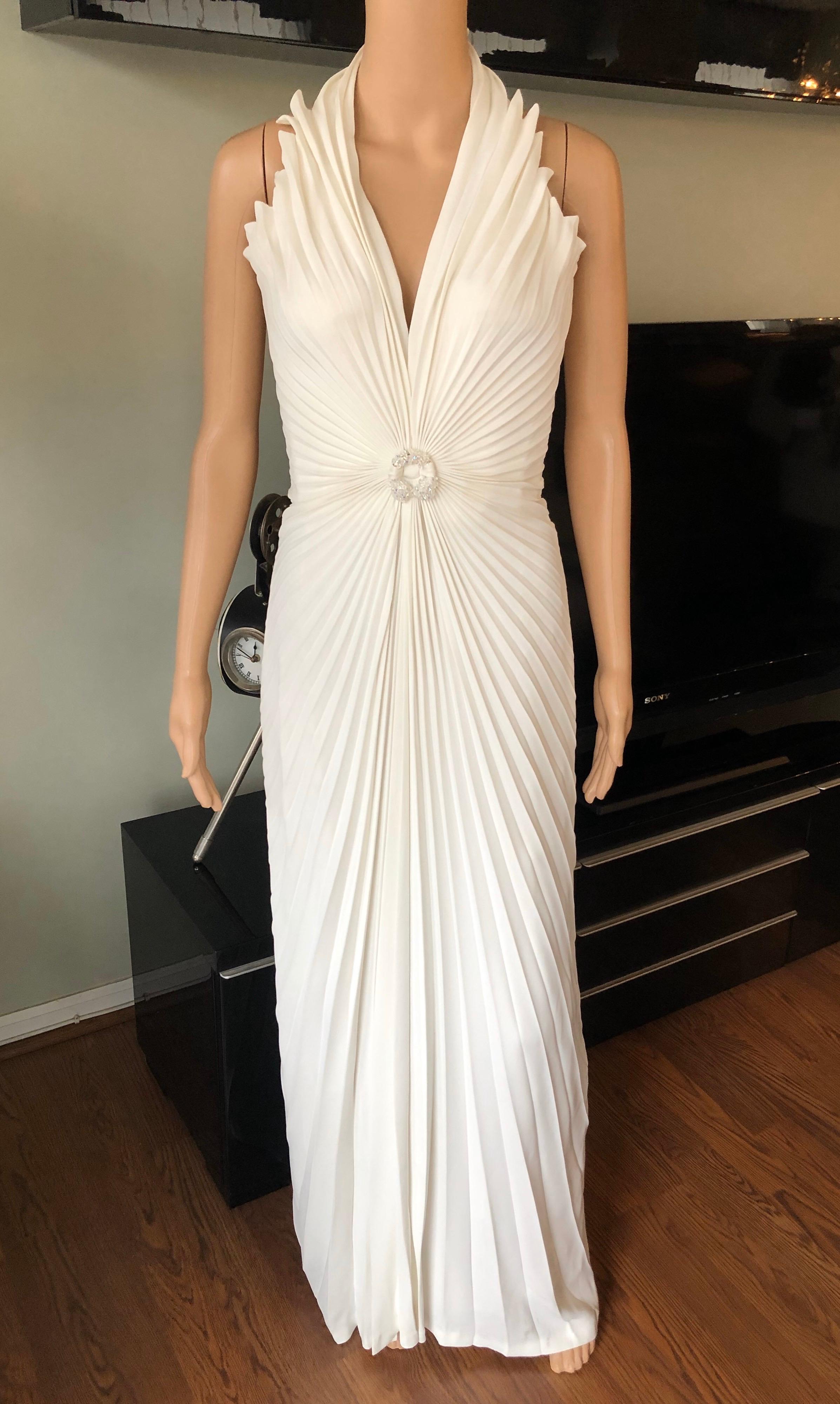 Thierry Mugler Vintage Embellished Ivory Evening Dress Gown FR 40

Thierry Mugler halter evening dress featuring pleated trim throughout, faux jewel embellishments at front and concealed zip closure at back.
