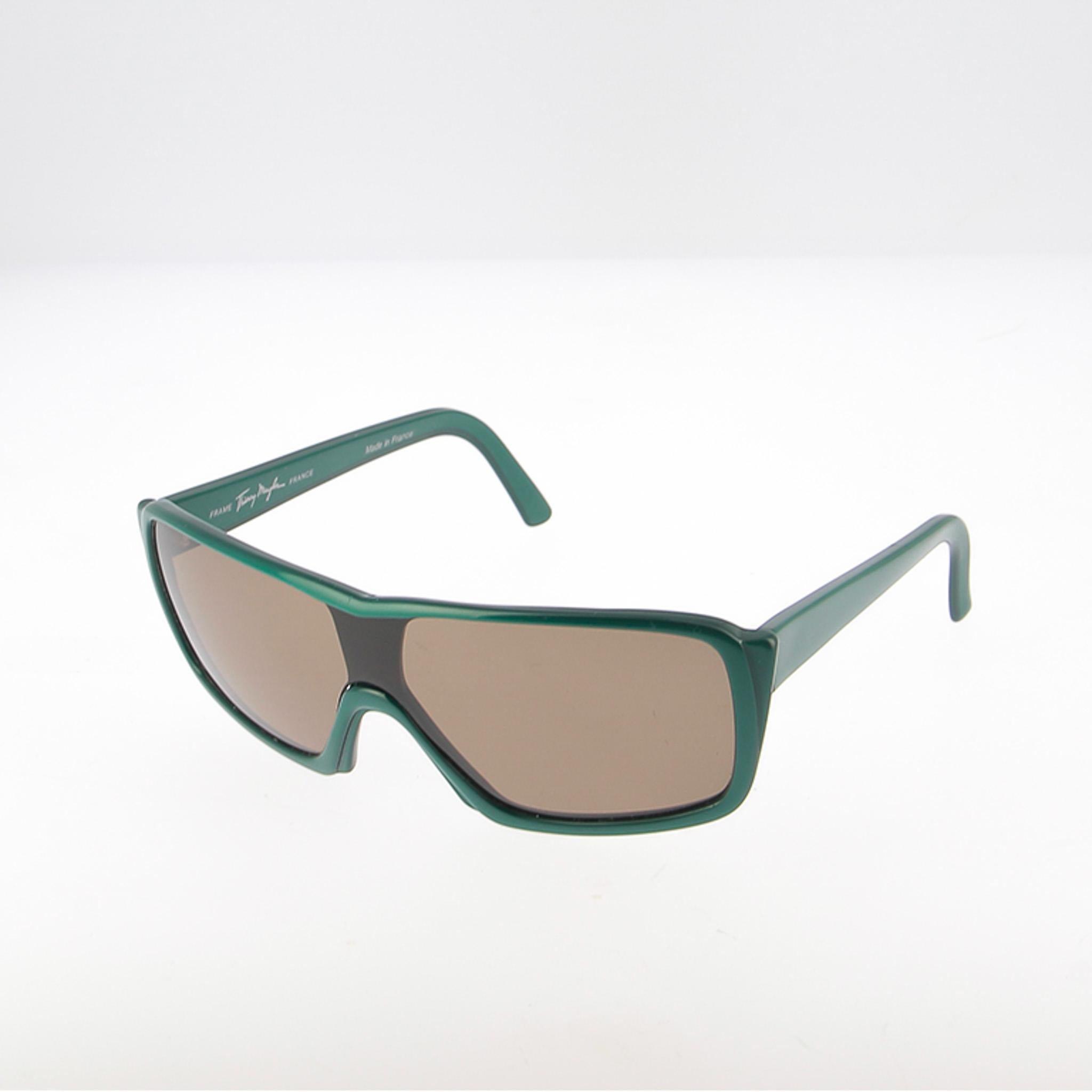 Gafas de sol de máscara Thierry Mugler vintage - años 90 - diseño made in France

Estas gafas de sol vintage de Thierry Mugler, que encarnan la atrevida sofisticación de los años 90, muestran el característico equilibrio de fuerza y elegancia del