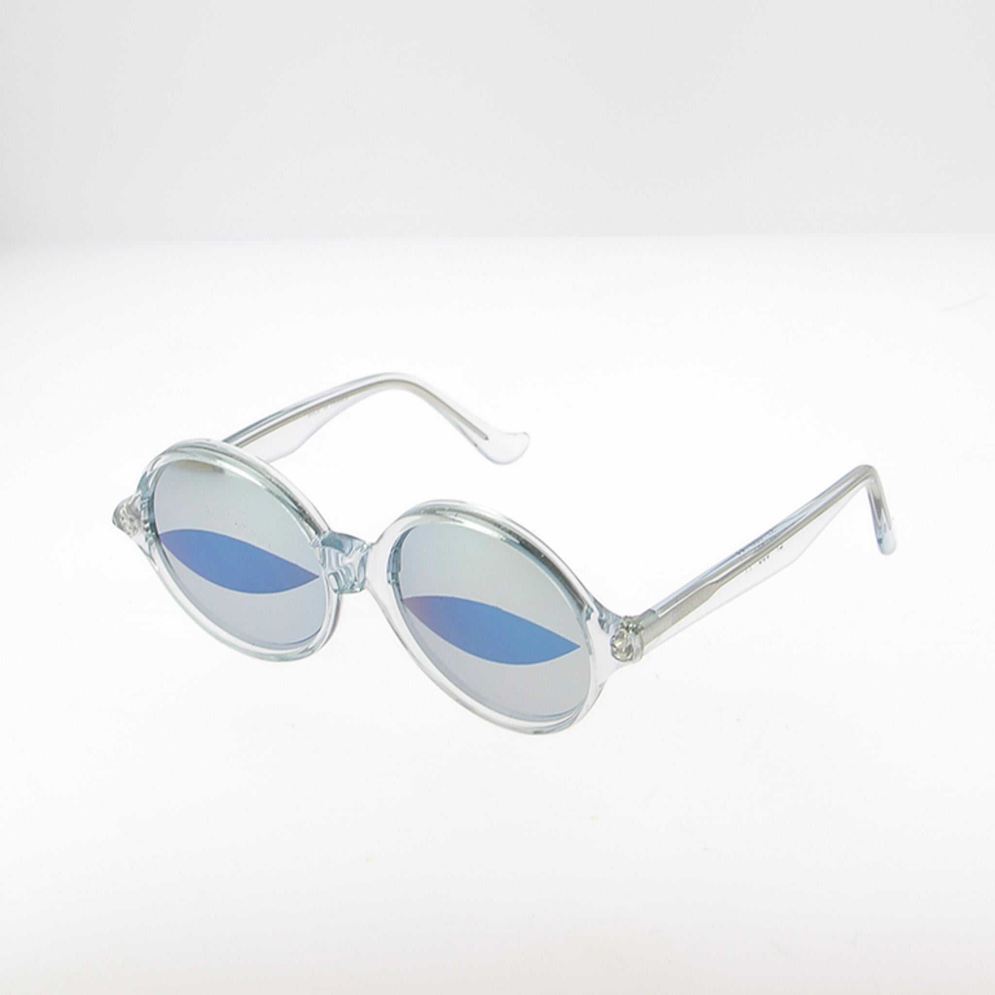 Esta gafa de sol Thierry Mugler de los años 90 se inclina hacia el pop-futurismo con una silueta redonda de acetato de cristal totalmente transparente, casi 
