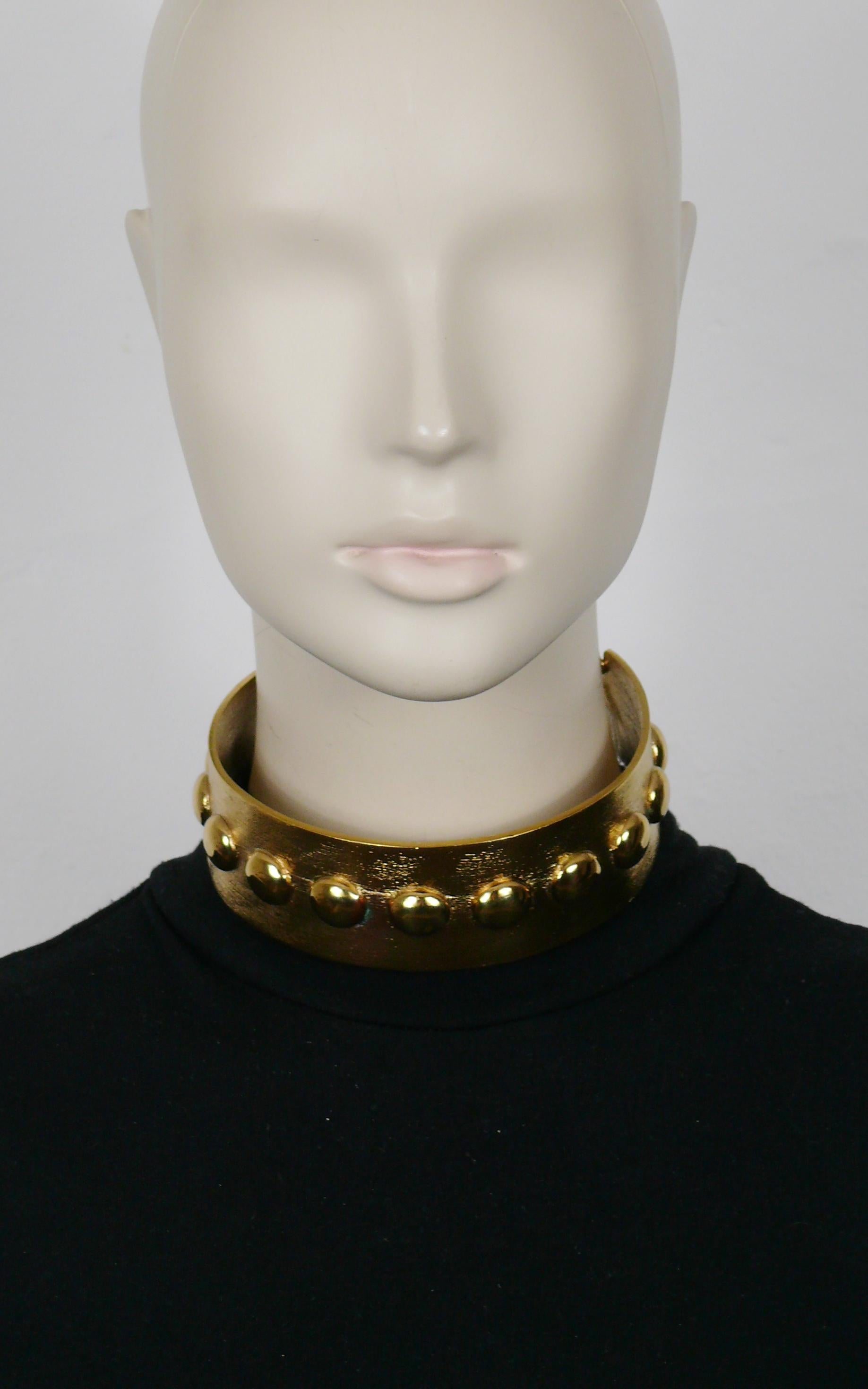 THIERRY MUGLER vintage textured gold tone choker necklace embellished with domes.

Comes from a French private THIERRY MUGLER jewelry collection.

Lobster clasp closure.

Metal tag embossed TM.

Indicative measurements : min. inner circuference