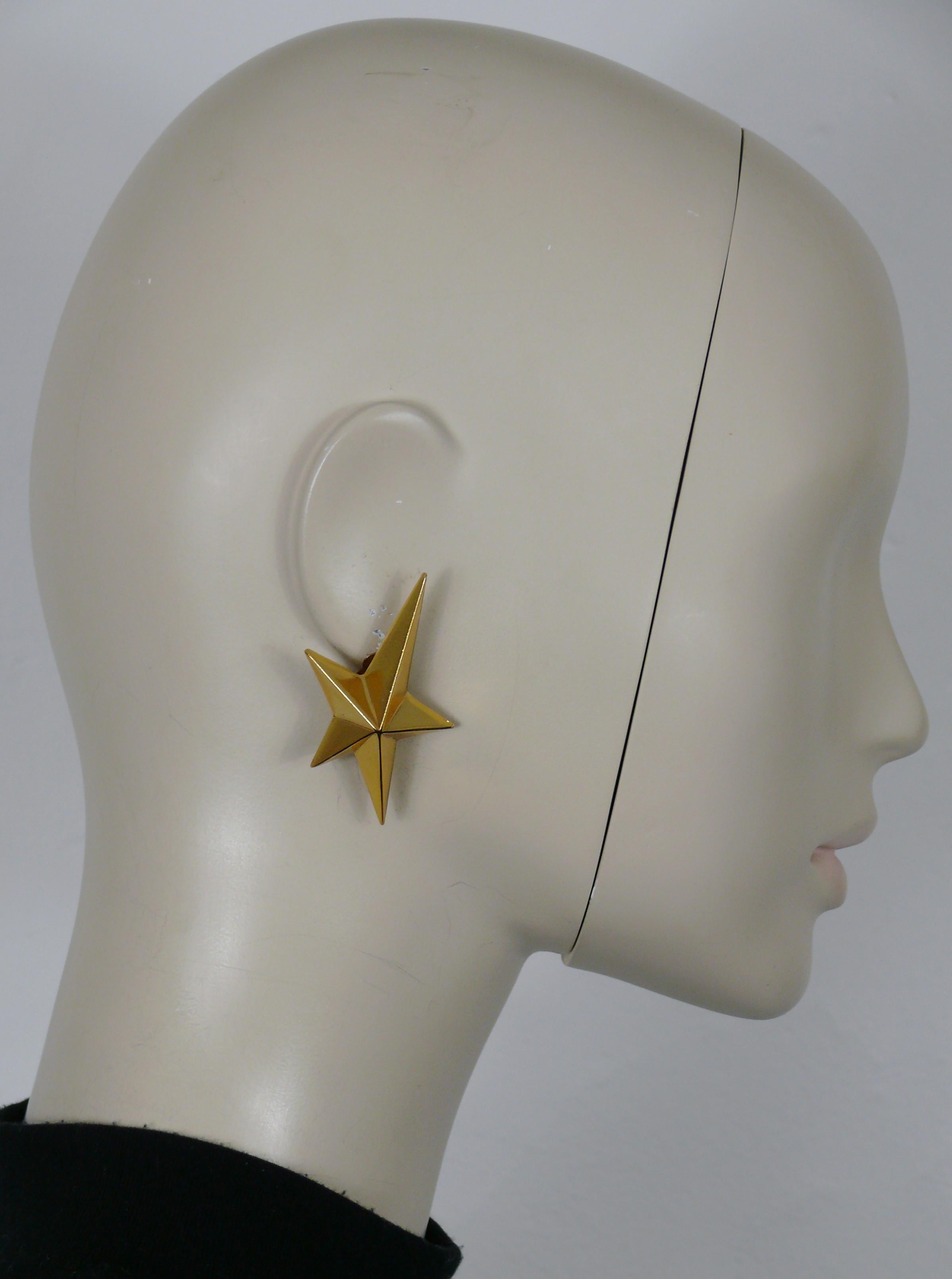 THIERRY MUGLER vintage iconic gold tone star clip-on earrings.

Embossed TM.

Indicative measurements : max. height approx. 5.4 cm (2.13 inches) / max. width approx. 2.8 cm (1.10 inch).

Weight per earring : approx. 14 grams.

Material : Gold tone