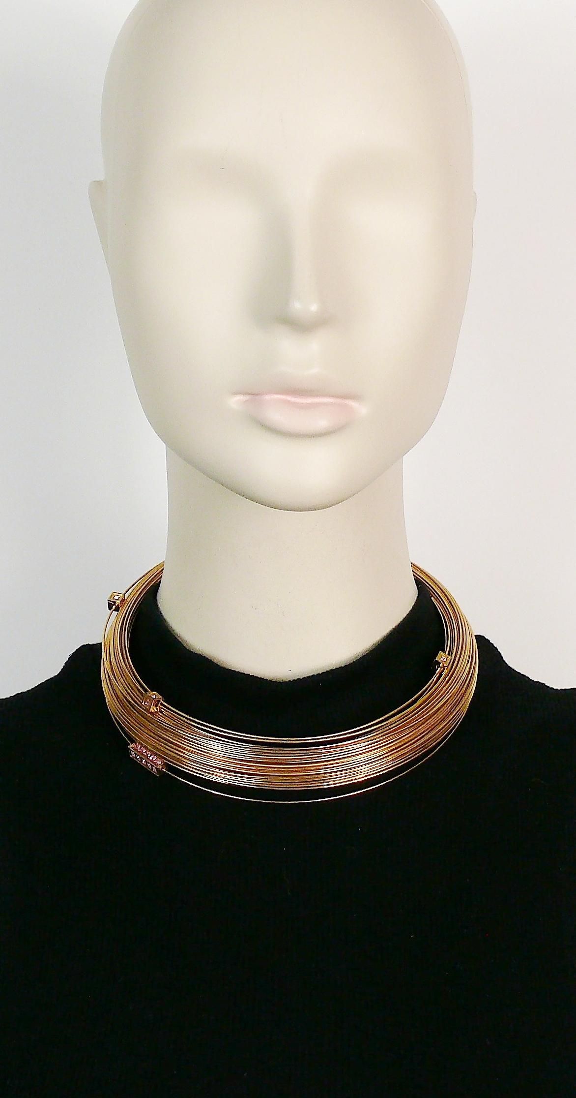 THIERRY MUGLER vintage gold toned choker necklace made of bundled wires and featuring mobile elements embellished with pink crystals.

Embossed TM.

Indicative measurements : circumference approx. 37.30 cm (14.69 inches).
Adjustable from small to