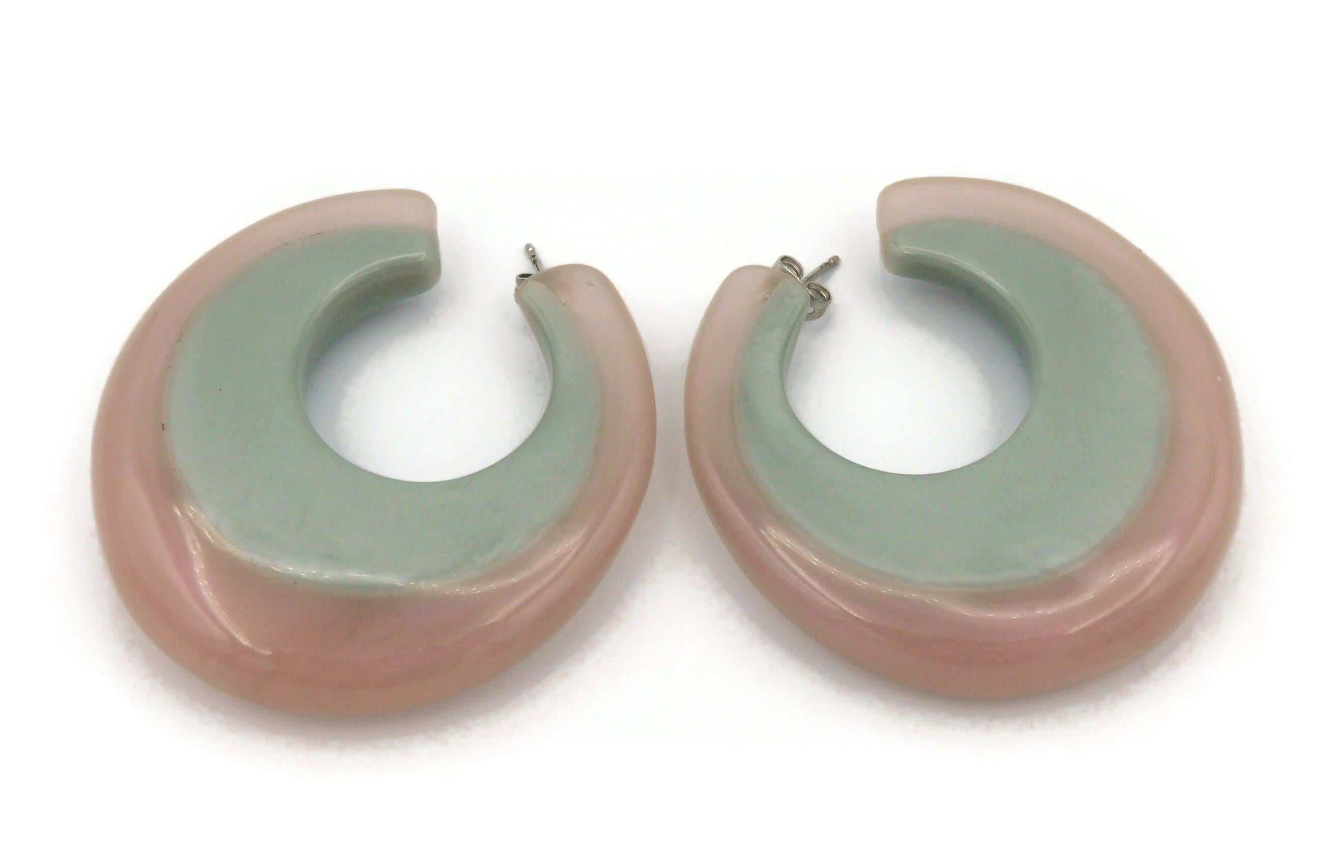 THIERRY MUGLER Vintage Grey & Pink Resin Hoop Earrings In Good Condition For Sale In Nice, FR