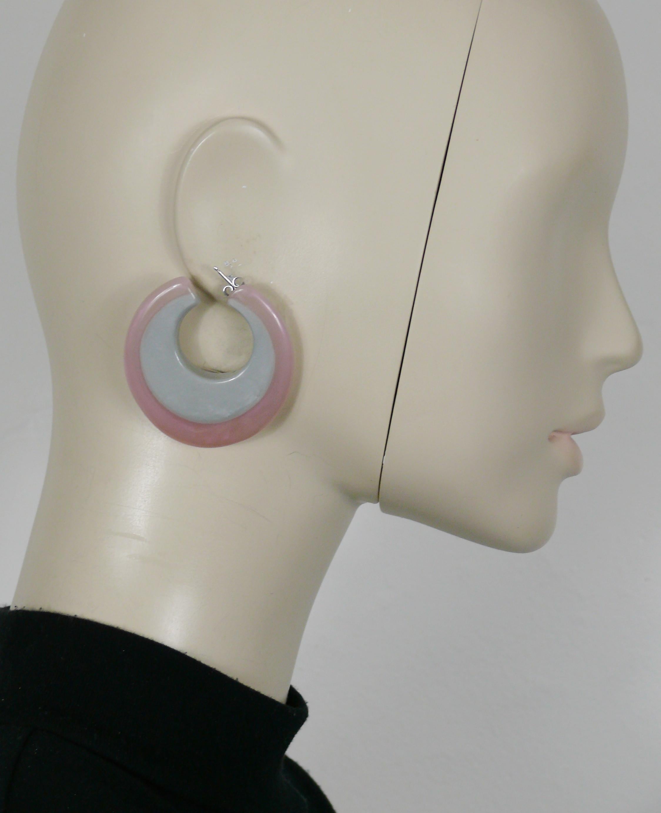 THIERRY MUGLER vintage pearly grey and pink resin hoop earrings (for pierced ears).

Embossed TM.

Indicative measurements : height approx. 5.4 cm (2.13 inches) / width approx 5 cm (1.97 inches).

Weight per earring : approx. 10 grams.

Material :