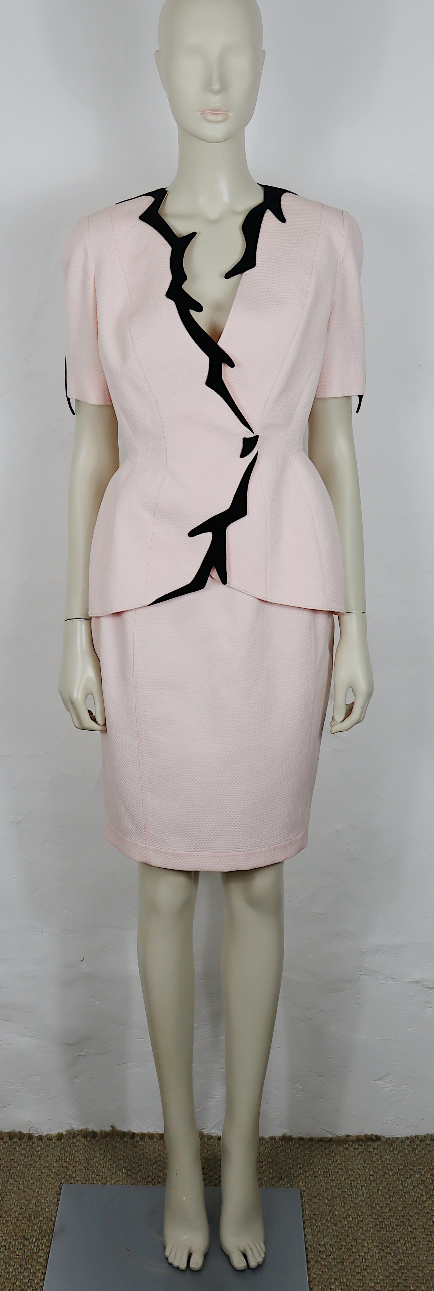Thierry Mugler, sorprendente e iconico tailleur a due pezzi in cotone testurizzato rosa chiaro della collezione Primavera/Estate 1998.

Questo abito esemplifica la fusione tipica dello stilista di  sartoria architettonica e audace femminilità.

Un