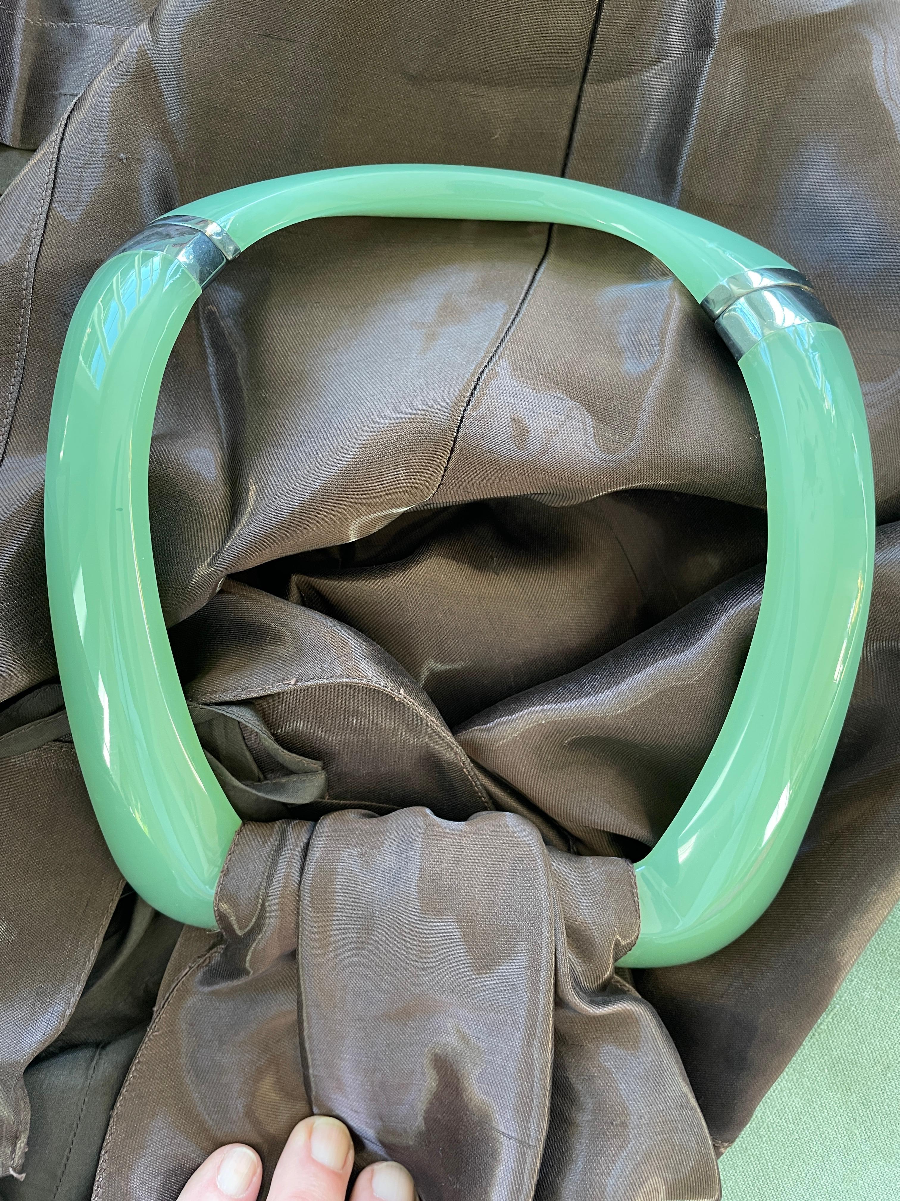 Thierry Mugler Rare Vintage Iridescent Cocktailkleid mit Jade Ring Halskette. 
Dies ist ein so ungewöhnliches Stück:: mit einem schönen Lucite 
