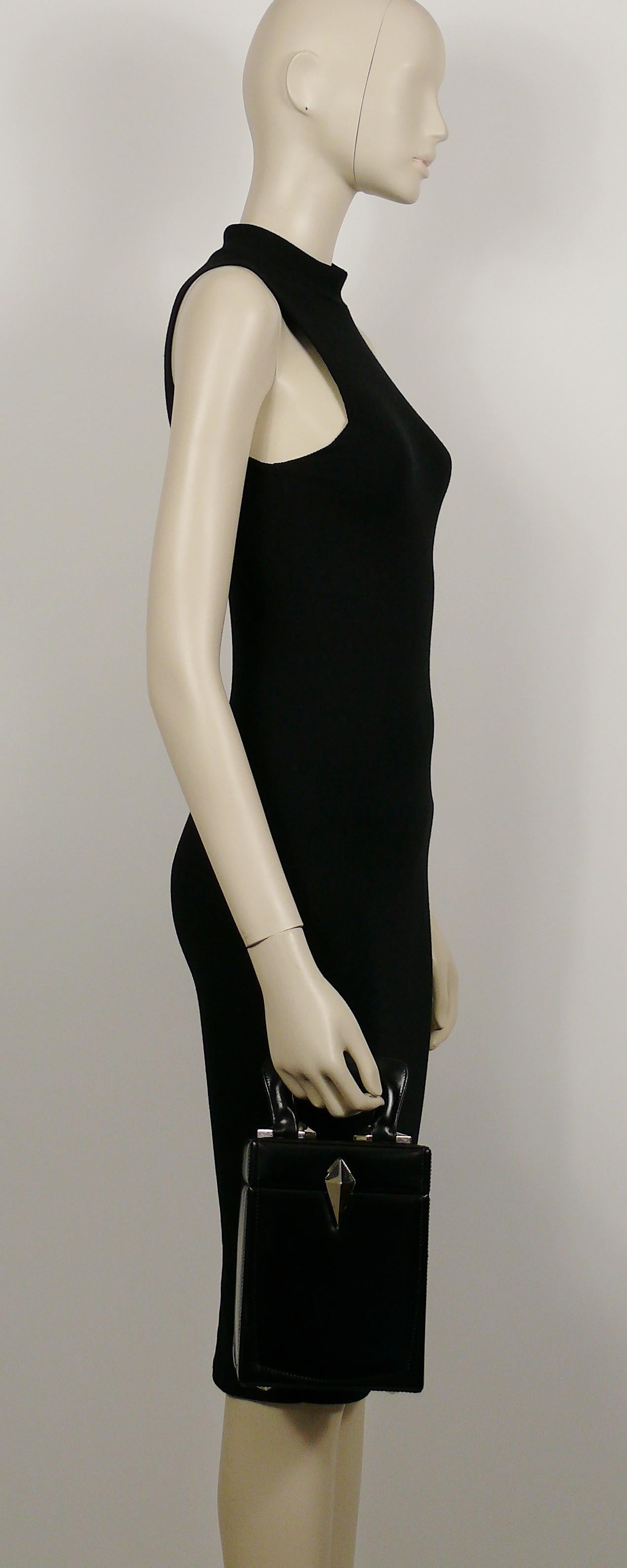 THIERRY MUGLER vintage malette black top handle bag.

Silver toned hardware.
Silver lining.
One inner pocket.
Mirror.

Marked THIERRY MUGLER. 

Indicative measurements : height including handle approx. 26 cm (10.24 inches) / height approx. 20 cm