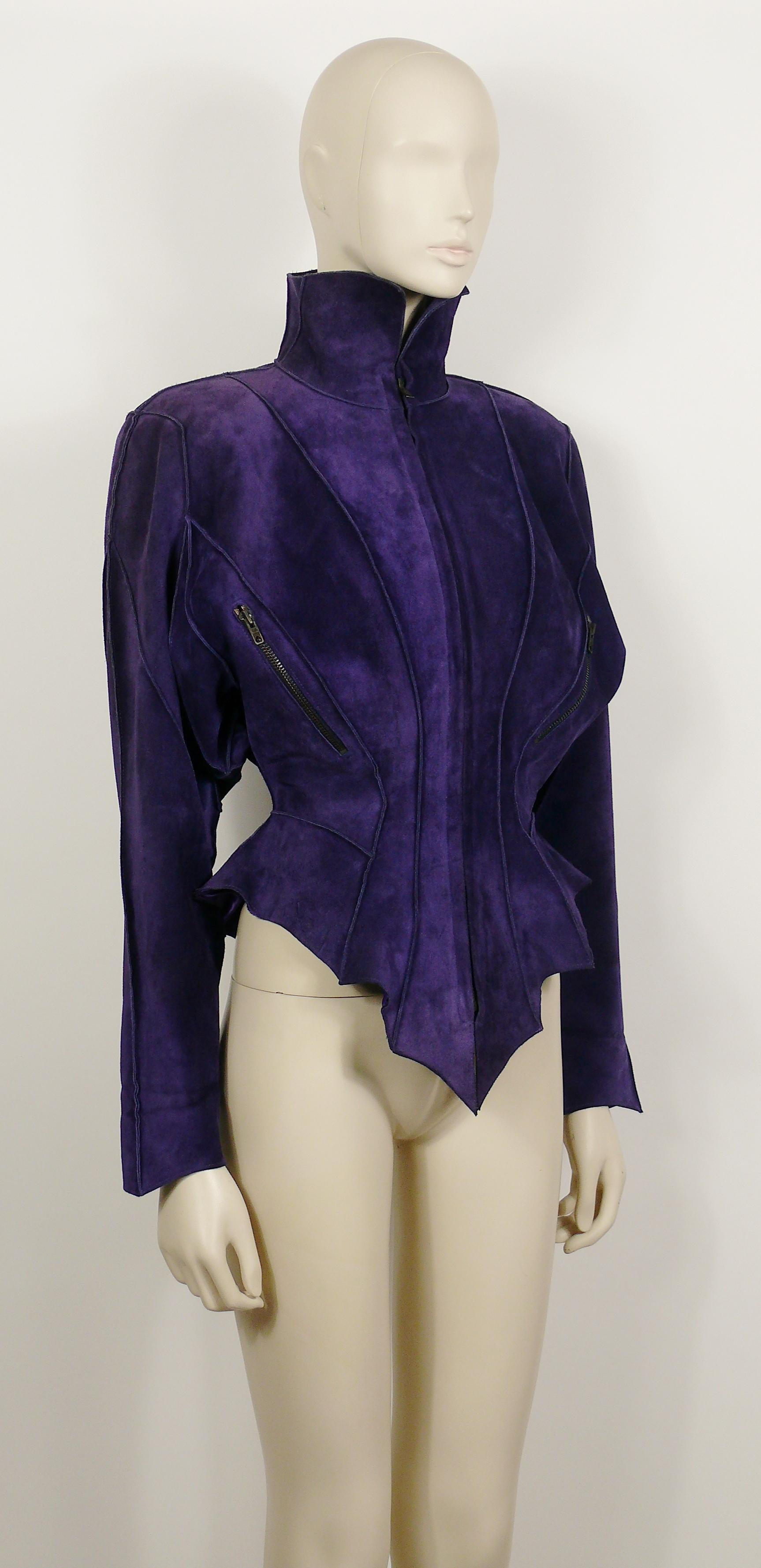 THIERRY MUGLER Vintage unglaublich selten lila Wildleder Kreatur Jacke. 

Die Jacke hat folgende Eigenschaften: 
- Typischer skulpturaler Schnitt und Ästhetik von THIERRY MUGLER mit überschnittenen Schultern und markierter Taille. 
- Lange Ärmel. 
-