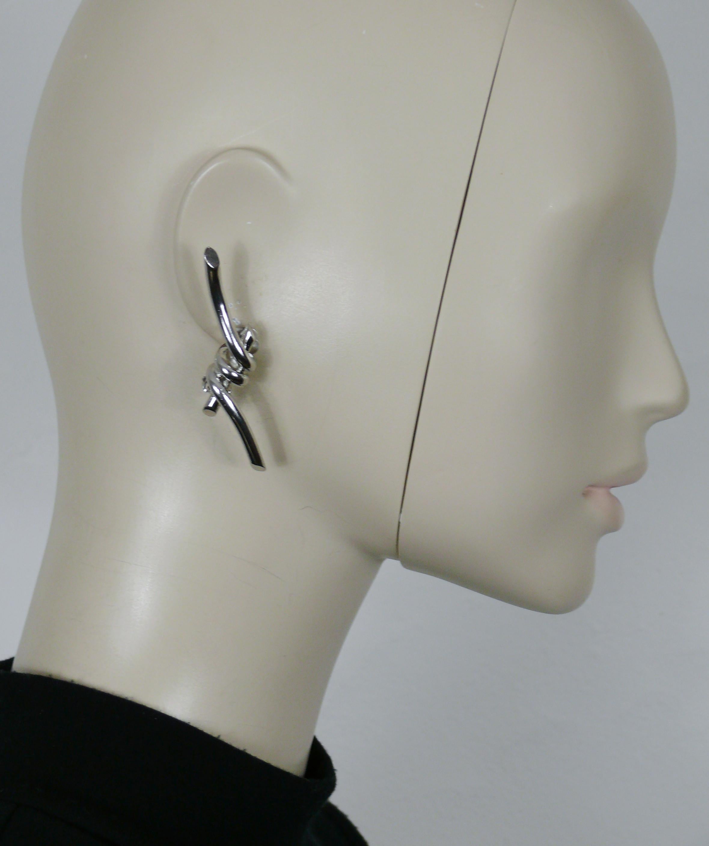 THIERRY MUGLER vintage silver tone barbed wire clip-on earrings.

Embossed TM.

Indicative measurements : height approx. 6.2 cm (2.44 inches) / max. width approx. 1.2 cm (0.47 inch).

Weight per earring : approx. 11 grams.

Material : Silver tone