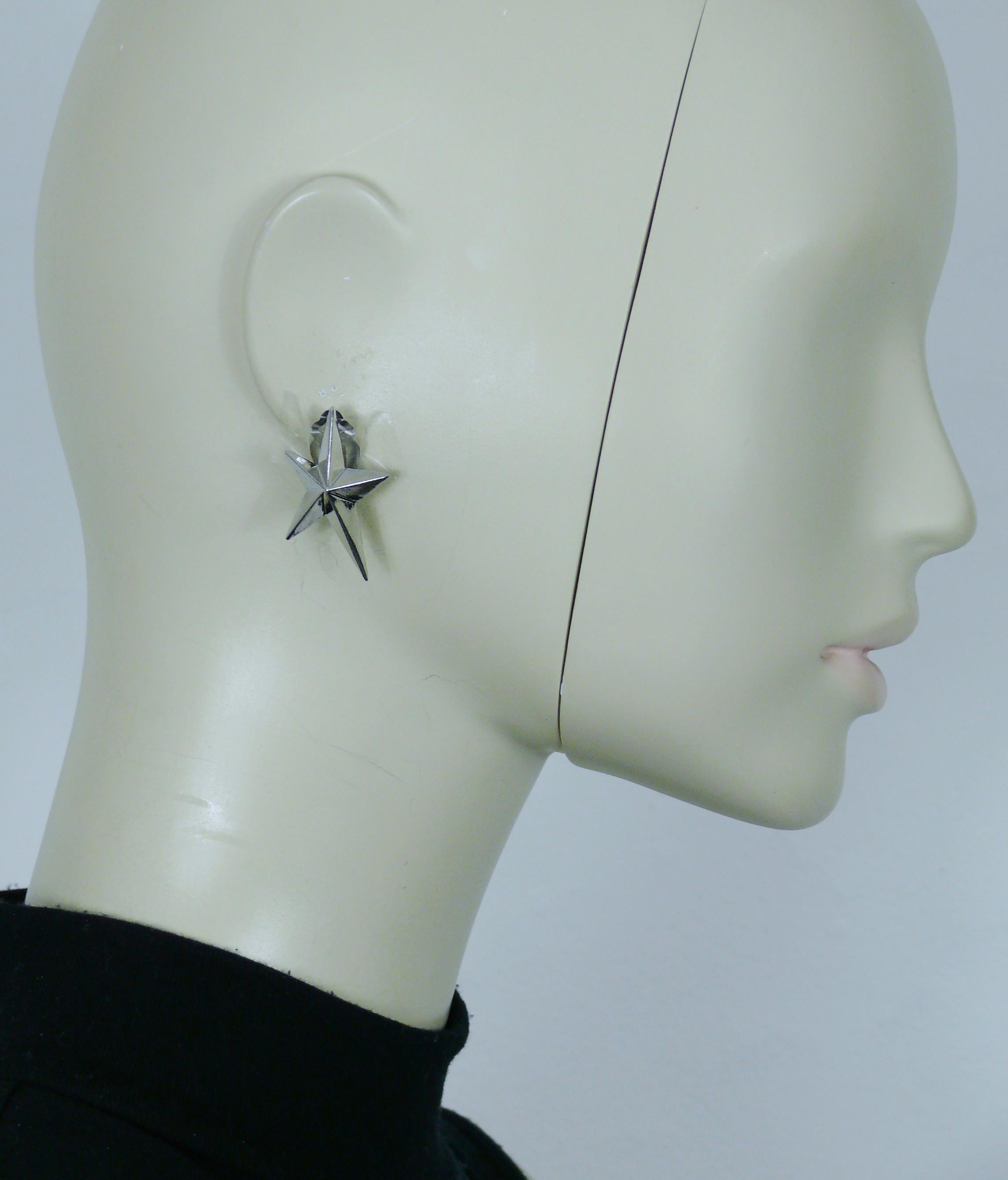 THIERRY MUGLER vintage iconic silver tone star clip-on earrings.

Embossed TM (only on the reverse of one earring).

Indicative measurements : max. height approx. 3.5 cm (1.38 inches) / max. width approx. 2 cm (0.79 inch).

Weight per earring :