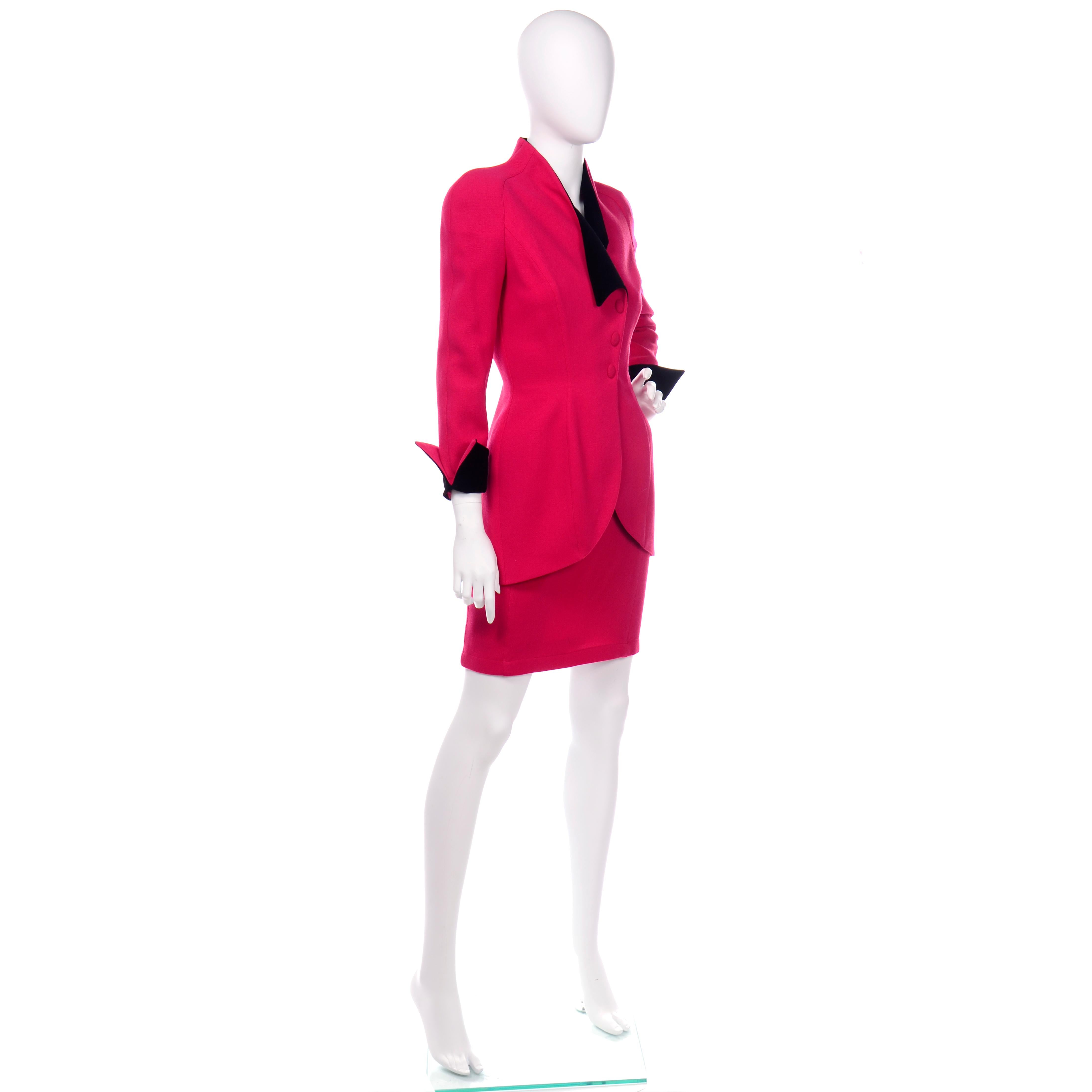 Thierry Mugler - Tailleur jupe et blazer vintage rouge fraise avec bordure en velours noir Pour femmes en vente