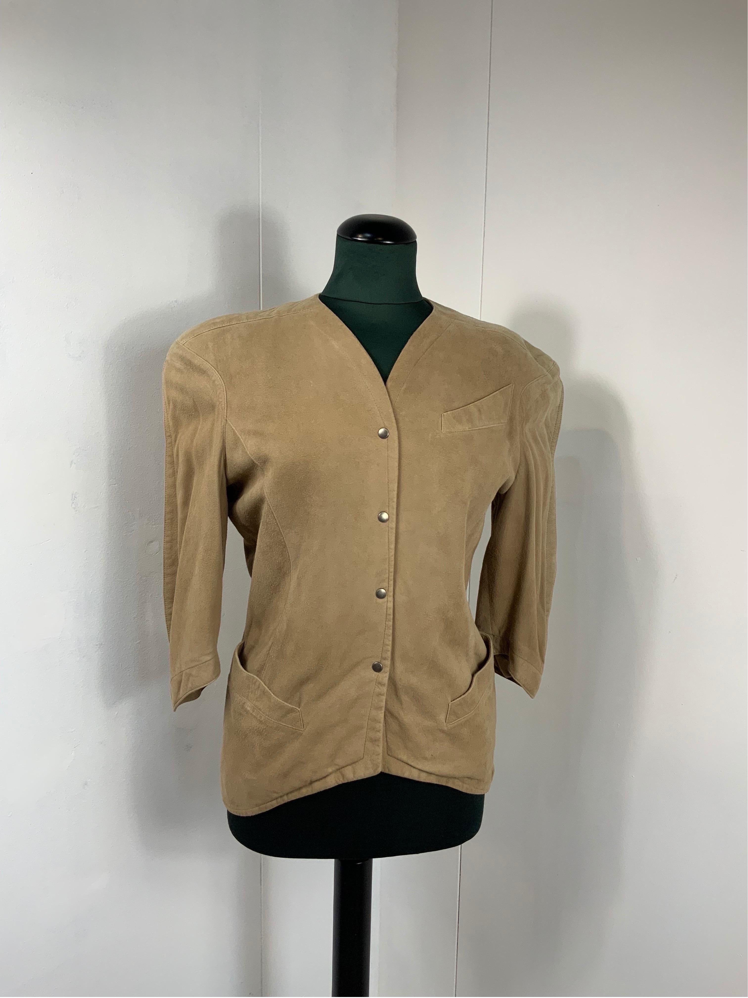 Thierry Mugler Jacket.
Vintage item.
Featuring suede leather and padded shoulders.
Size 38 FR.
Shoulders 46 cm
Bust 46 cm
Length 62 cm
Sleeves 45 cm
Conditions: Good - Previously owned and gently worn, with little signs of use. It show slight
